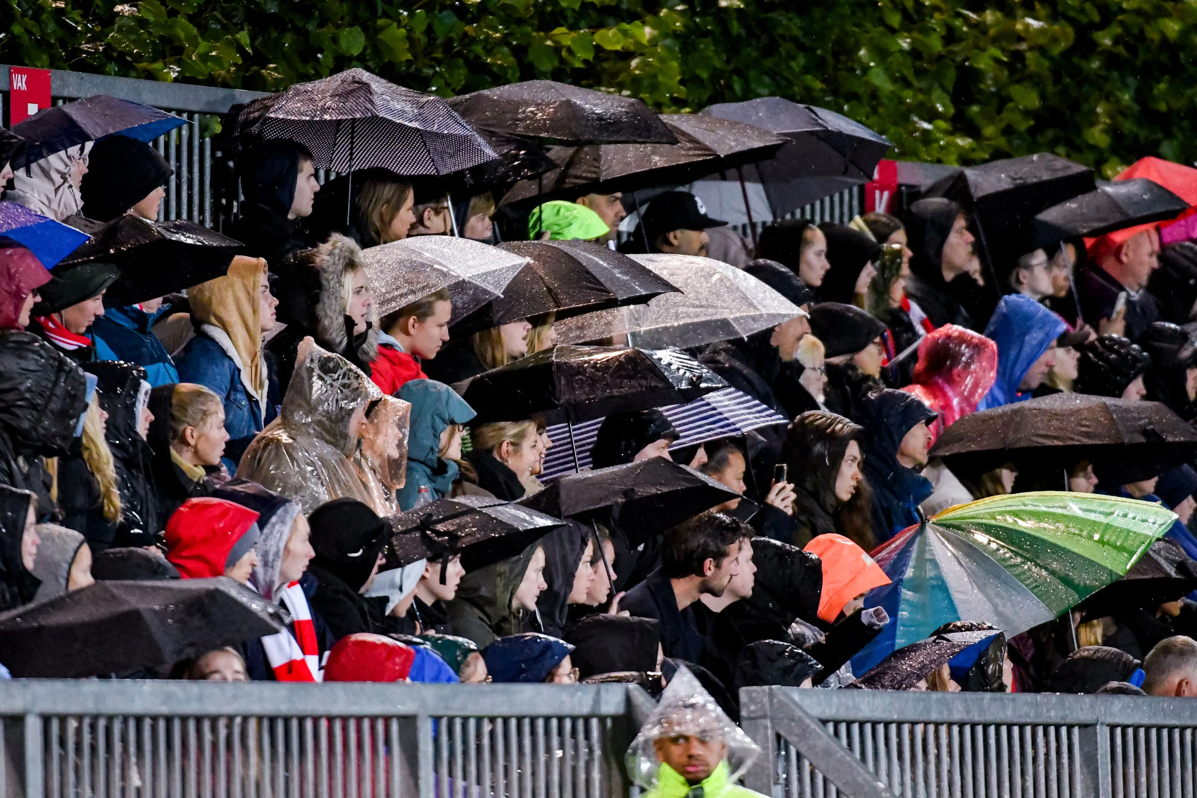 Verwacht noodweer teistert Nederlands voetbal, clubs lassen wedstrijd af