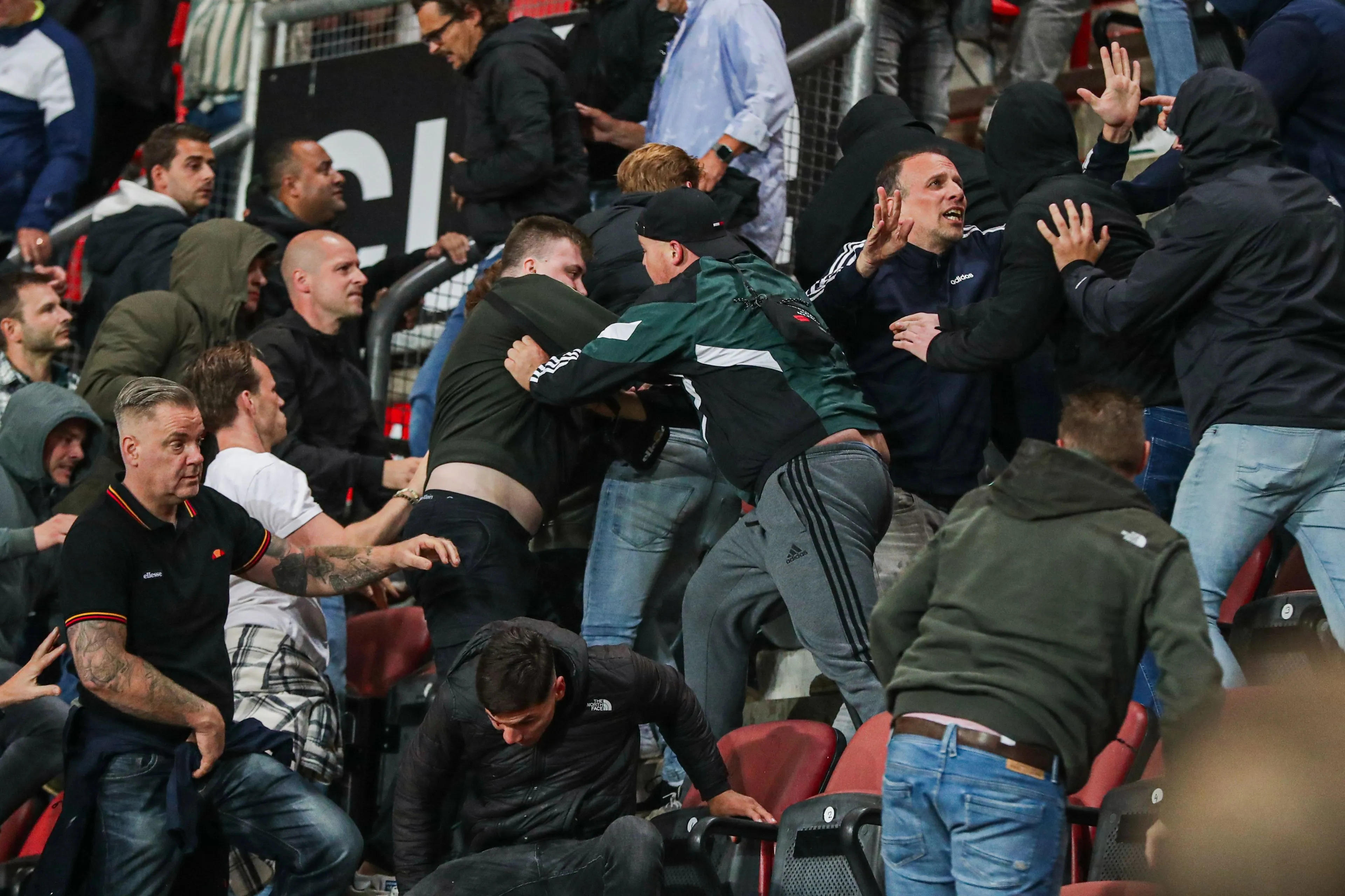 OM komt met flinke straffen voor Twente-hooligans na rellen tegen Zweedse club