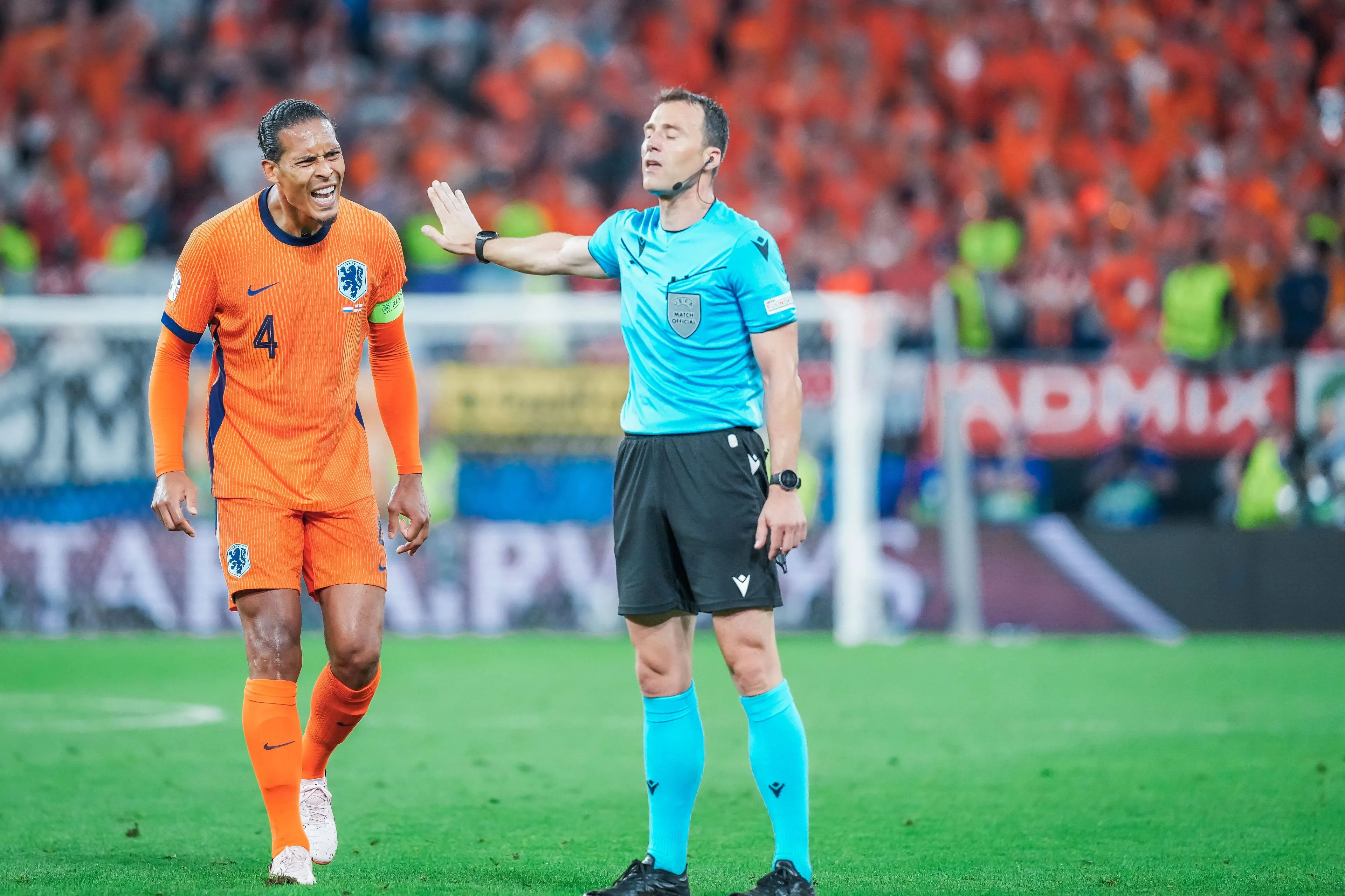 Oranje woest op VAR na onterechte penalty: 'Voetbal gaat kapot hierdoor'