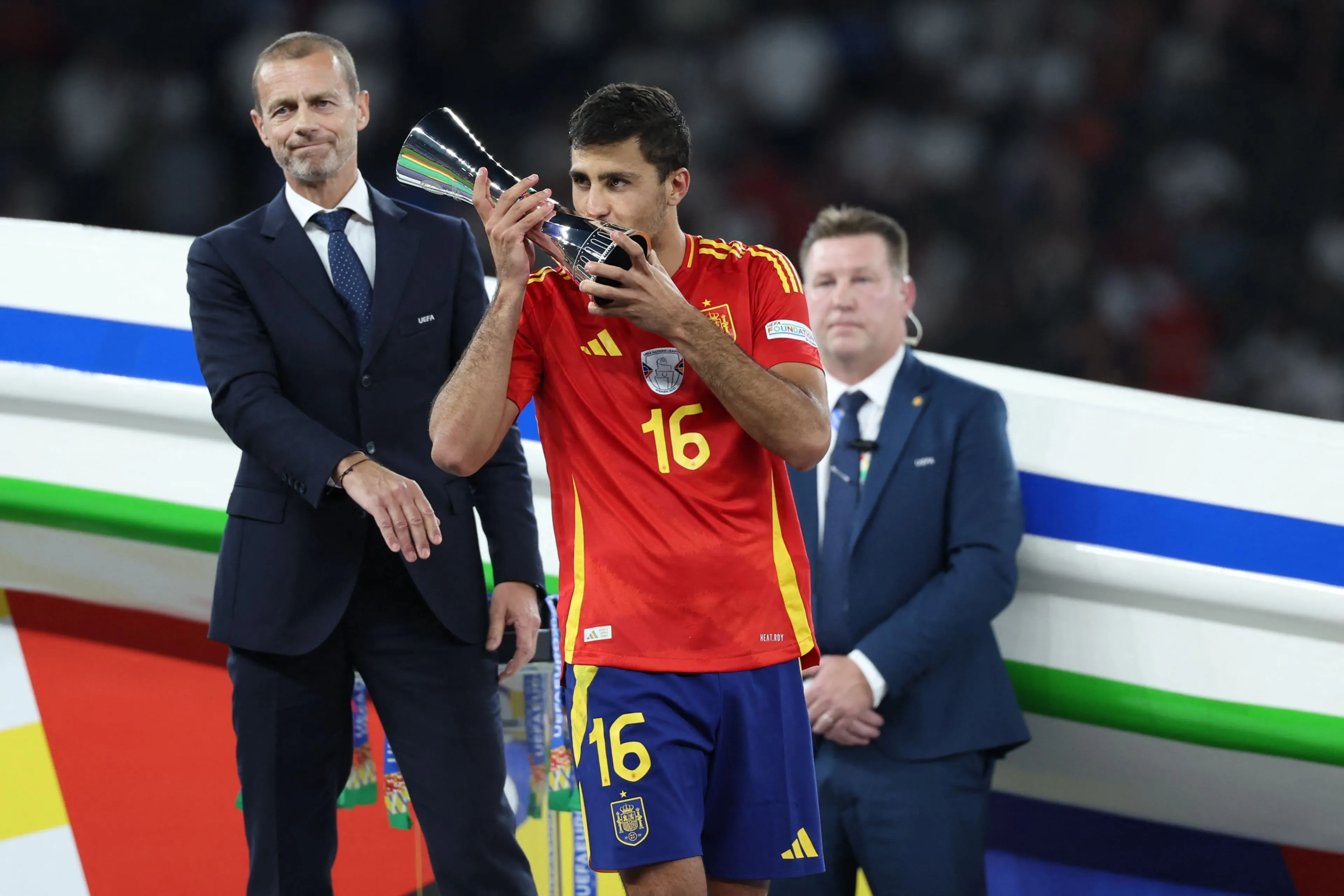Rodri uitgeroepen tot speler van het EK, Yamal wint prijs voor beste talent