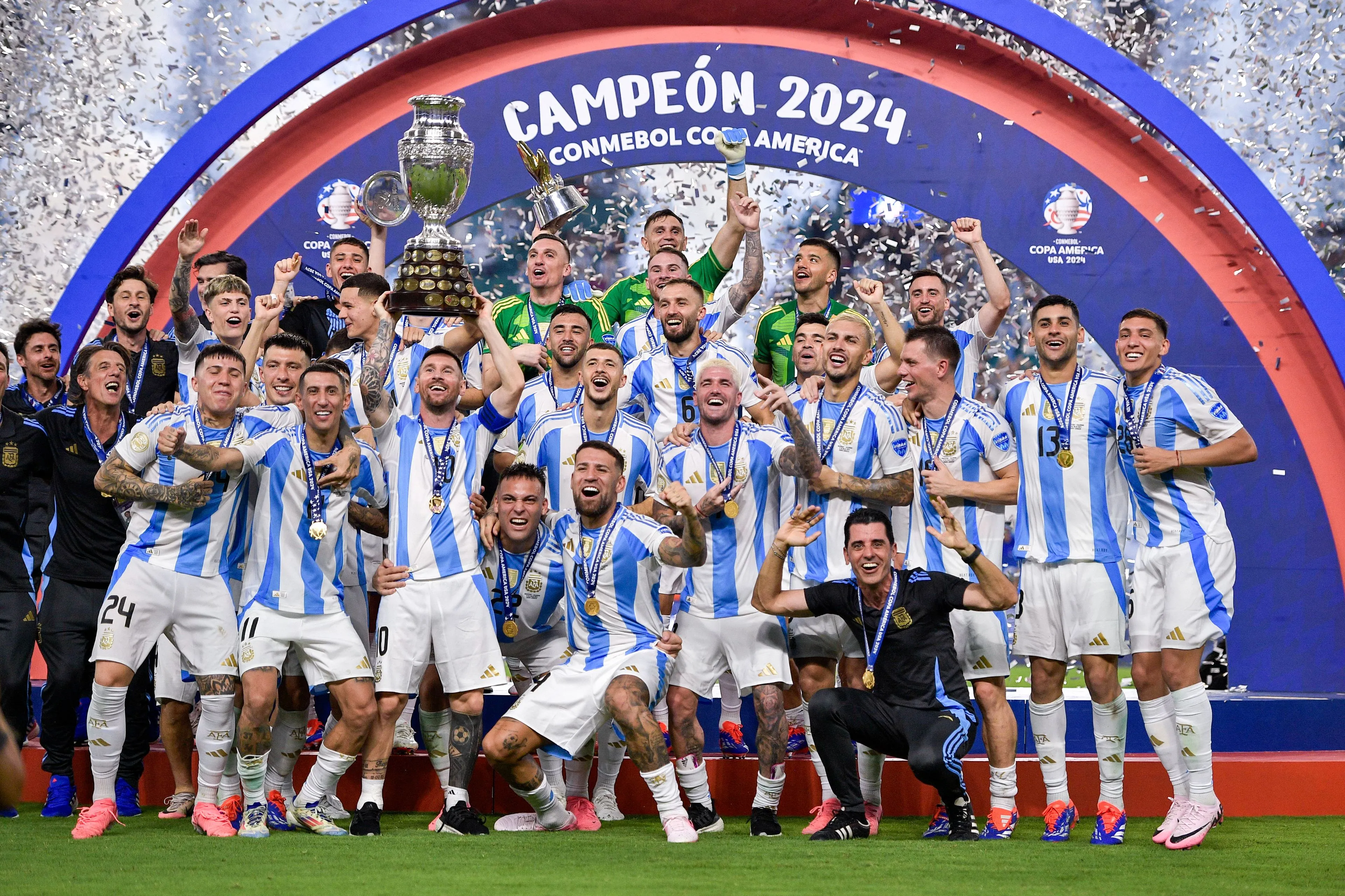 Argentinië wint Copa América na blessure Messi en enorme chaos in het stadion