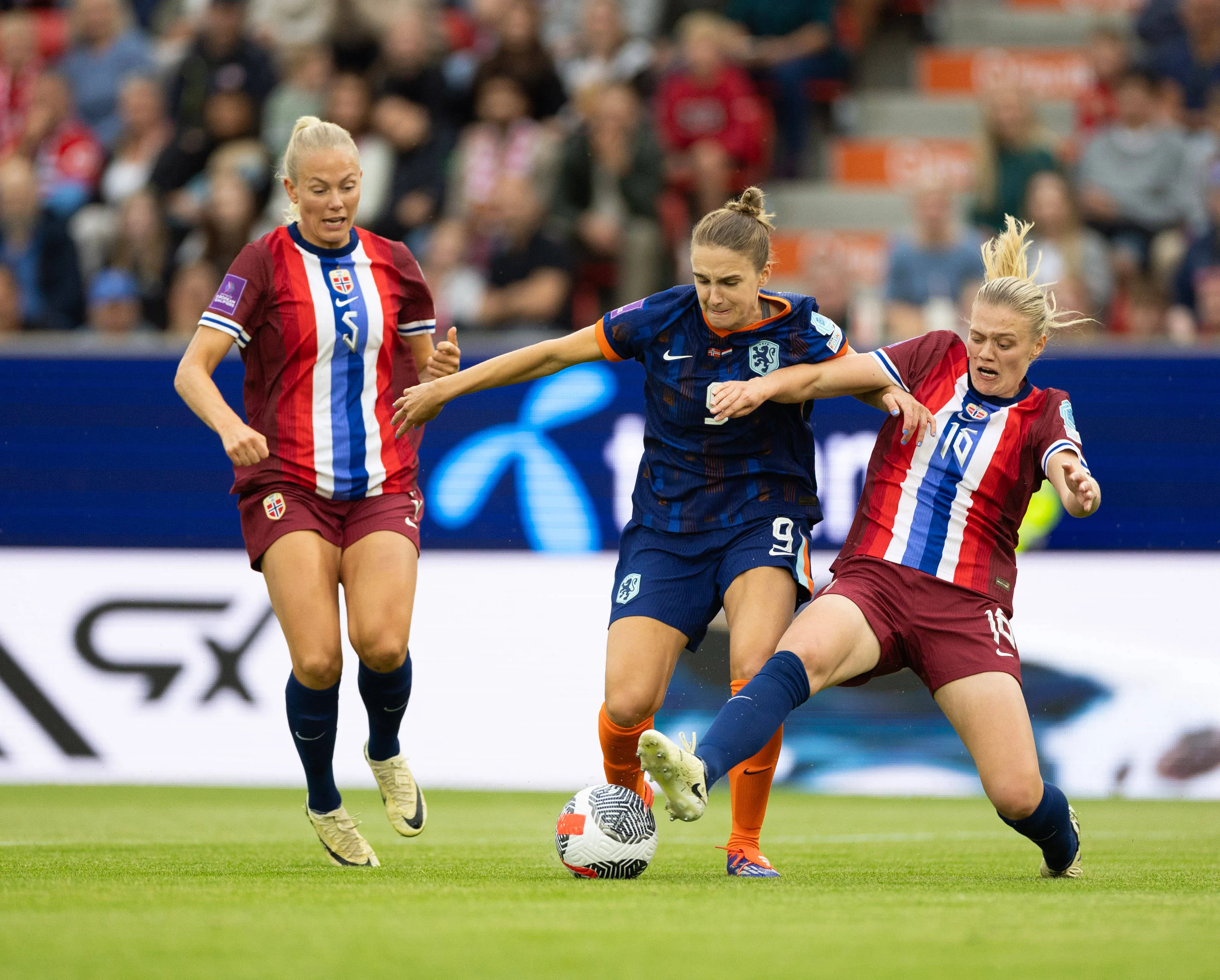 Oranjevrouwen plaatsen zich nipt voor EK 2025 na late gelijkmaker tegen Noorwegen