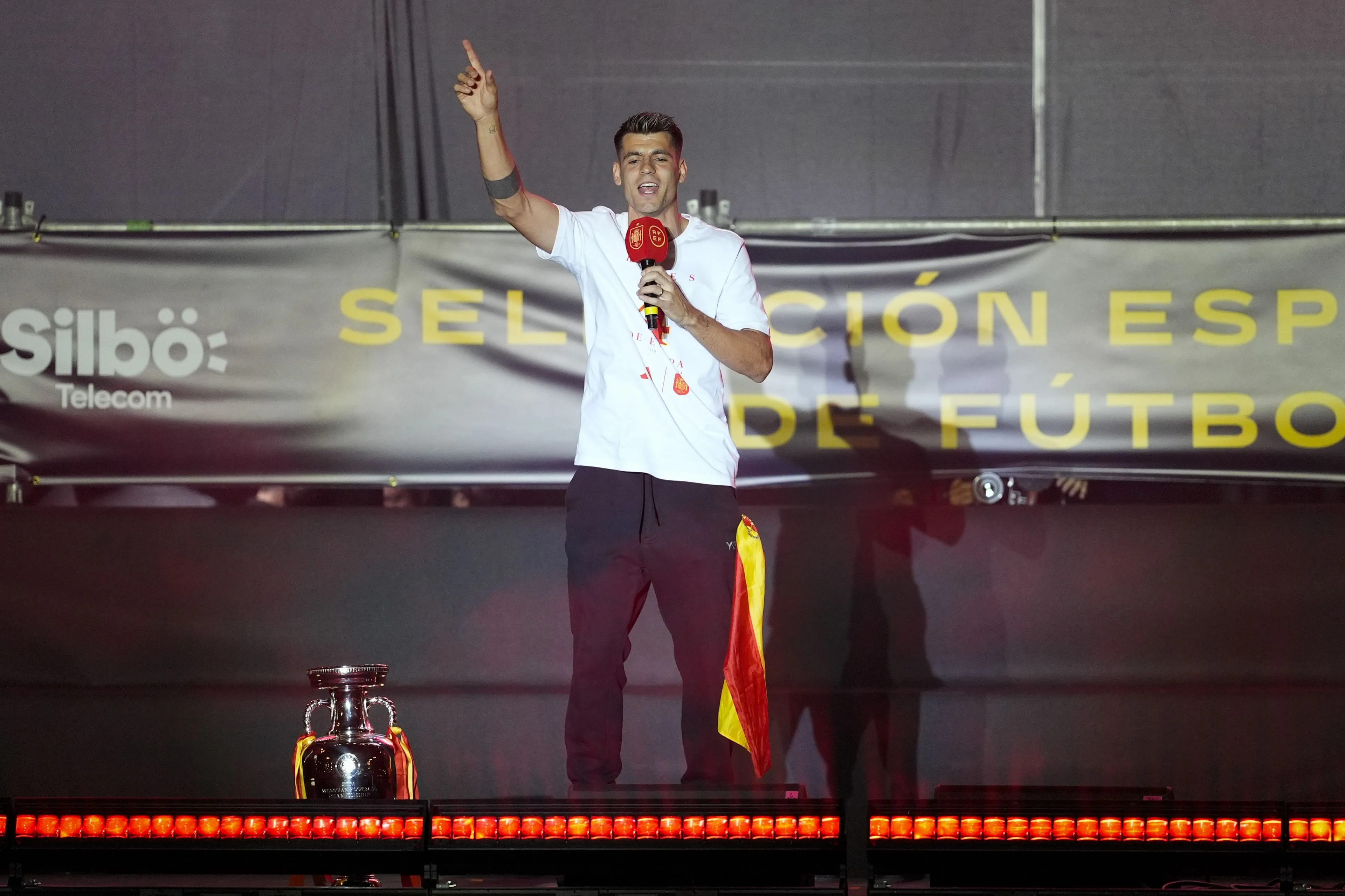 Morata geeft een trap na tijdens huldiging Spanje: 'Waar is Musiala?'