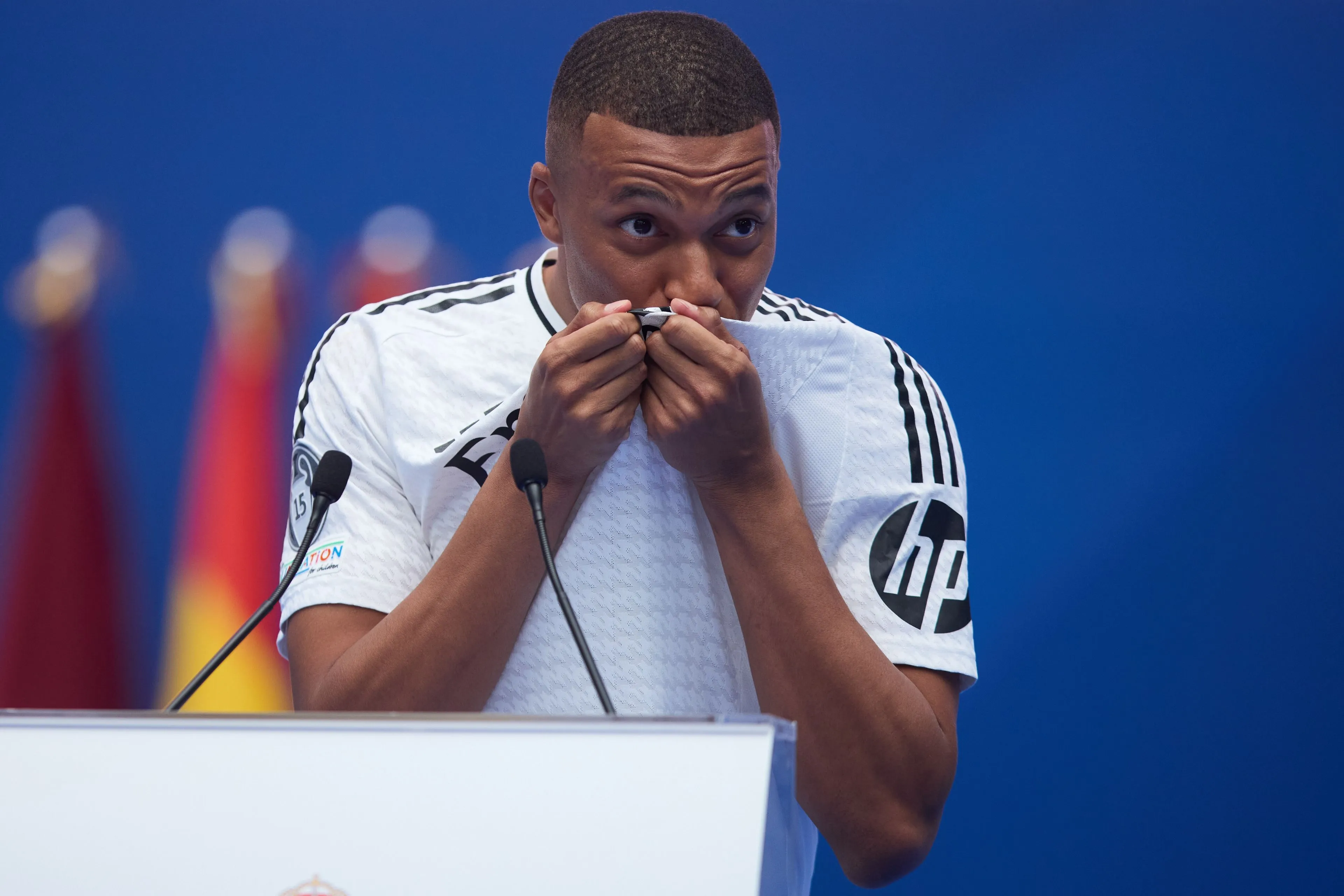 Spaans sprekende en logo kussende Mbappé gepresenteerd bij Real Madrid