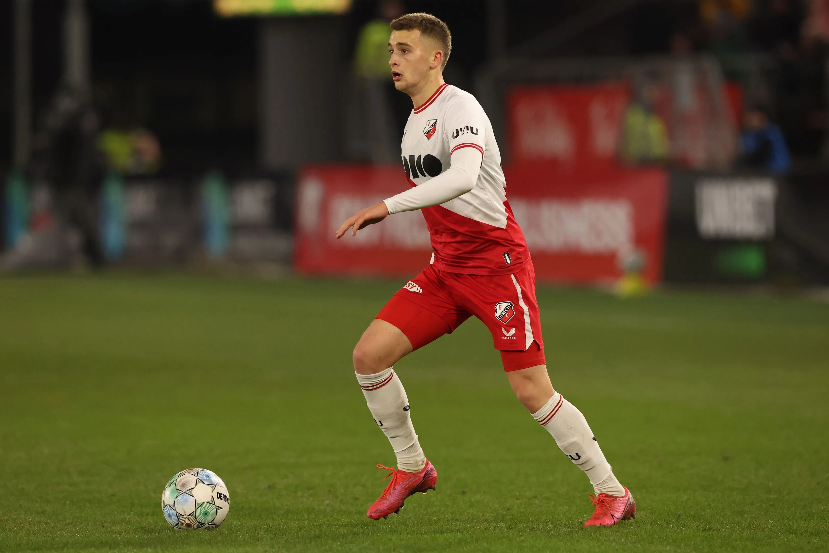 FC Utrecht haalt uitblinker vorig seizoen terug op huurbasis en contracteert international uit Denemarken