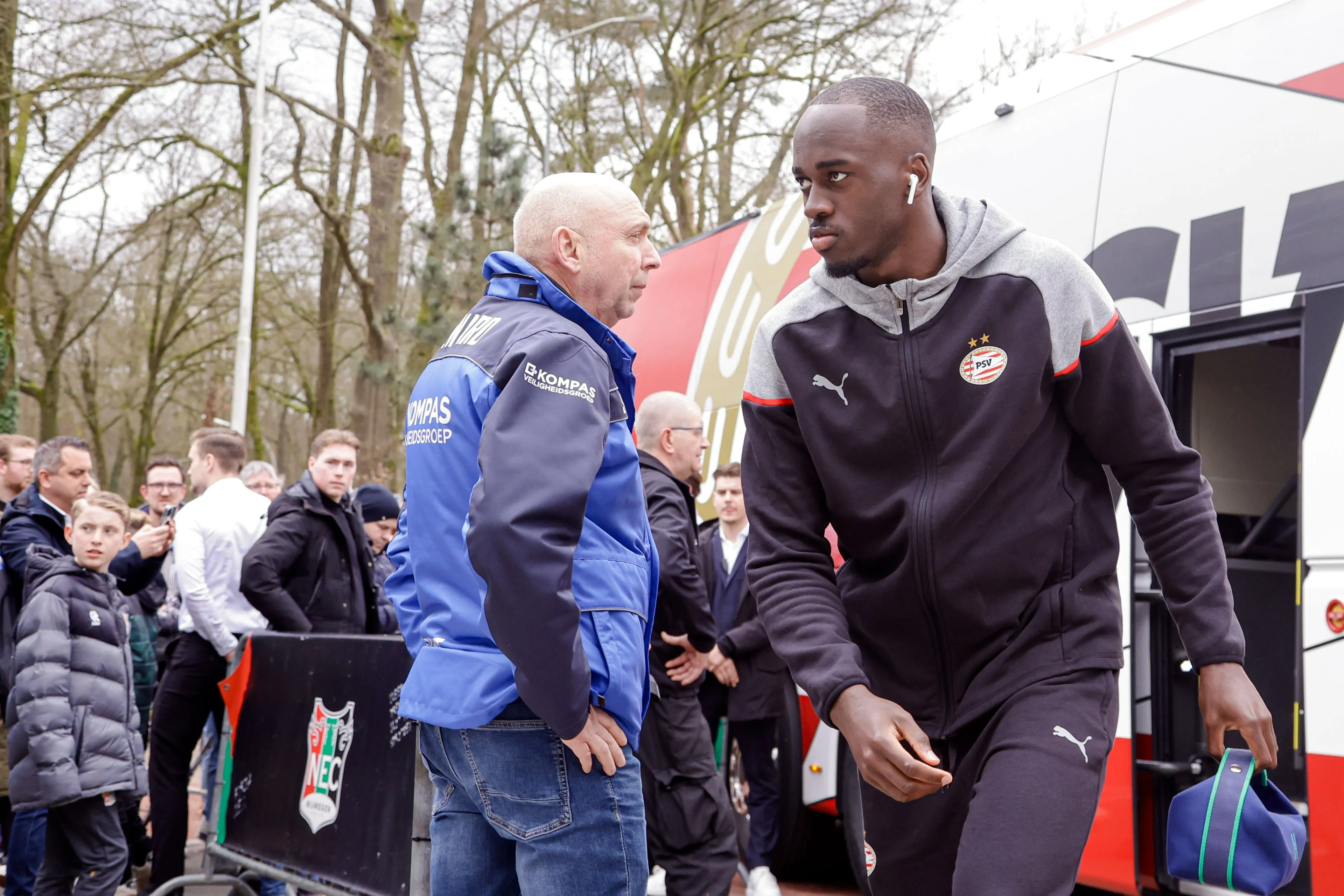 Teze forceert transfer en meldt zich af voor wedstrijd tegen RKC, onbegrip bij Bosz