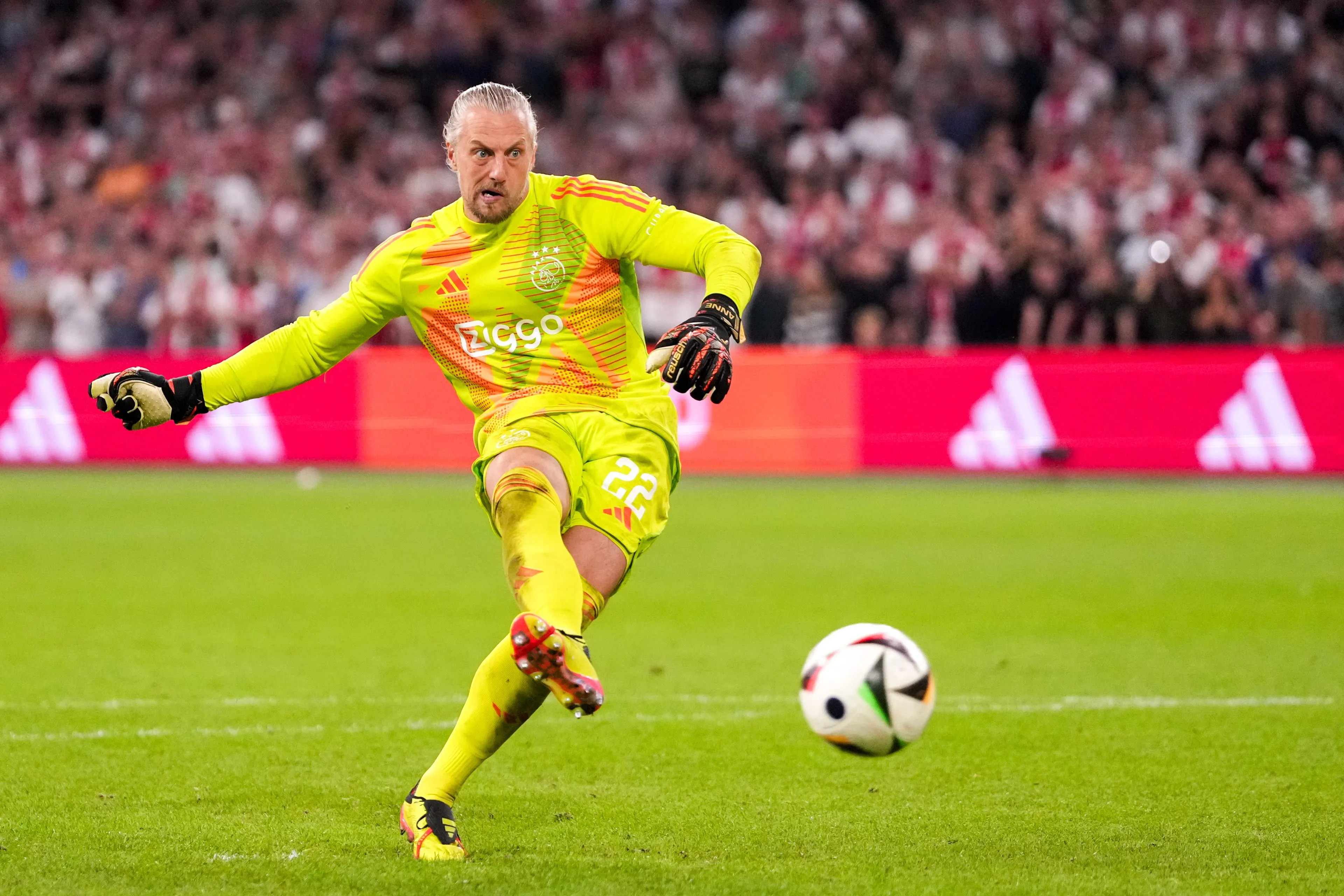 Knotsgek: Ajax wint na bizarre penaltyserie van Panathinaikos en staat in play-offs EL
