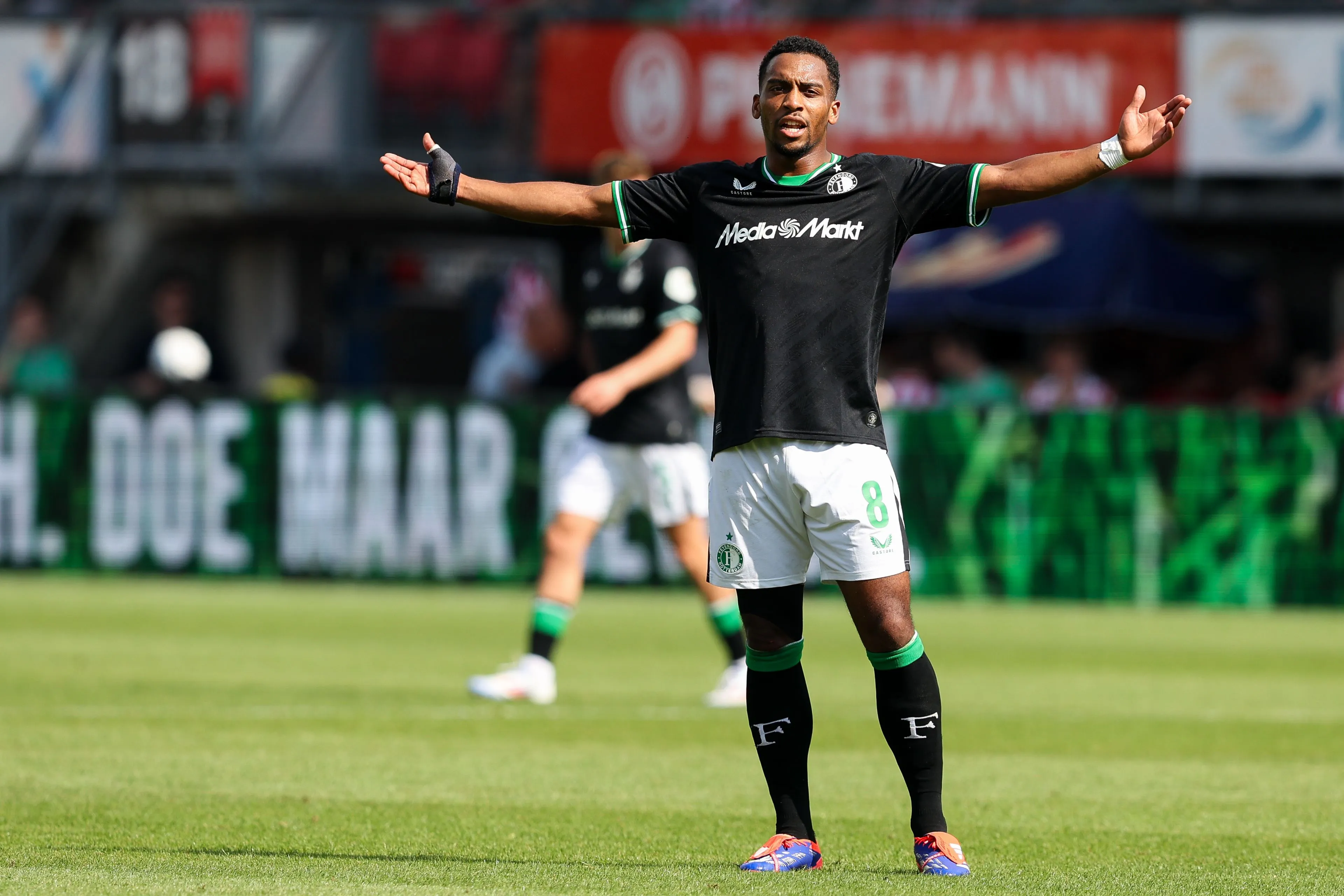 Feyenoord verslikt zich in Rotterdamse derby mede dankzij wereldgoal Sparta