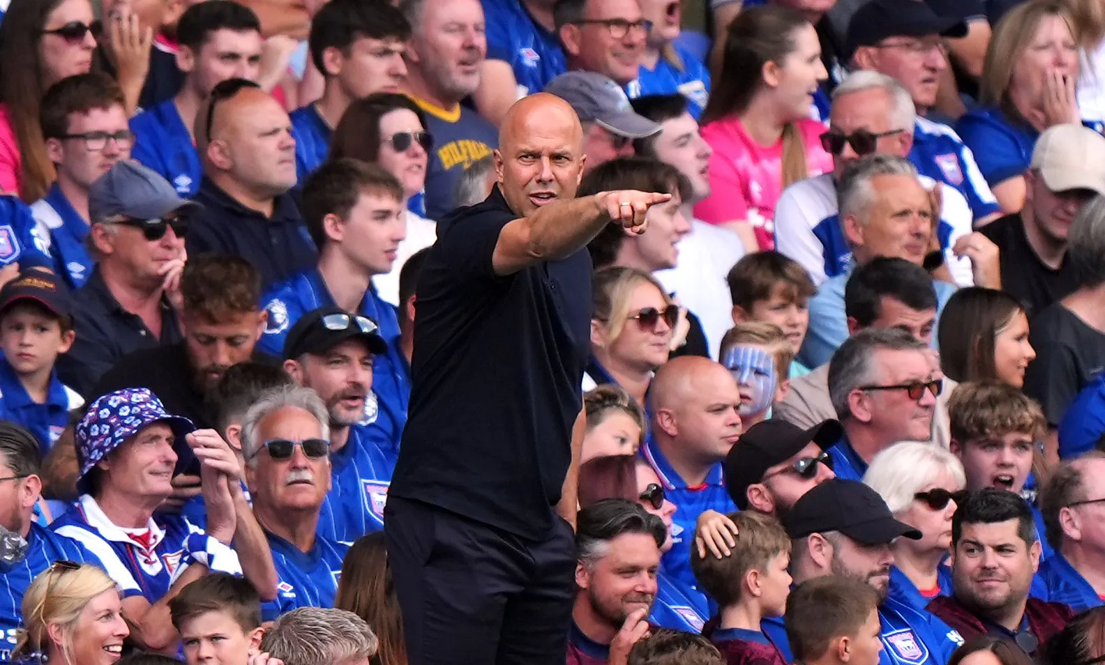 Arne Slot komt met opvallende reactie na eerste Premier League-zege als Liverpool-trainer