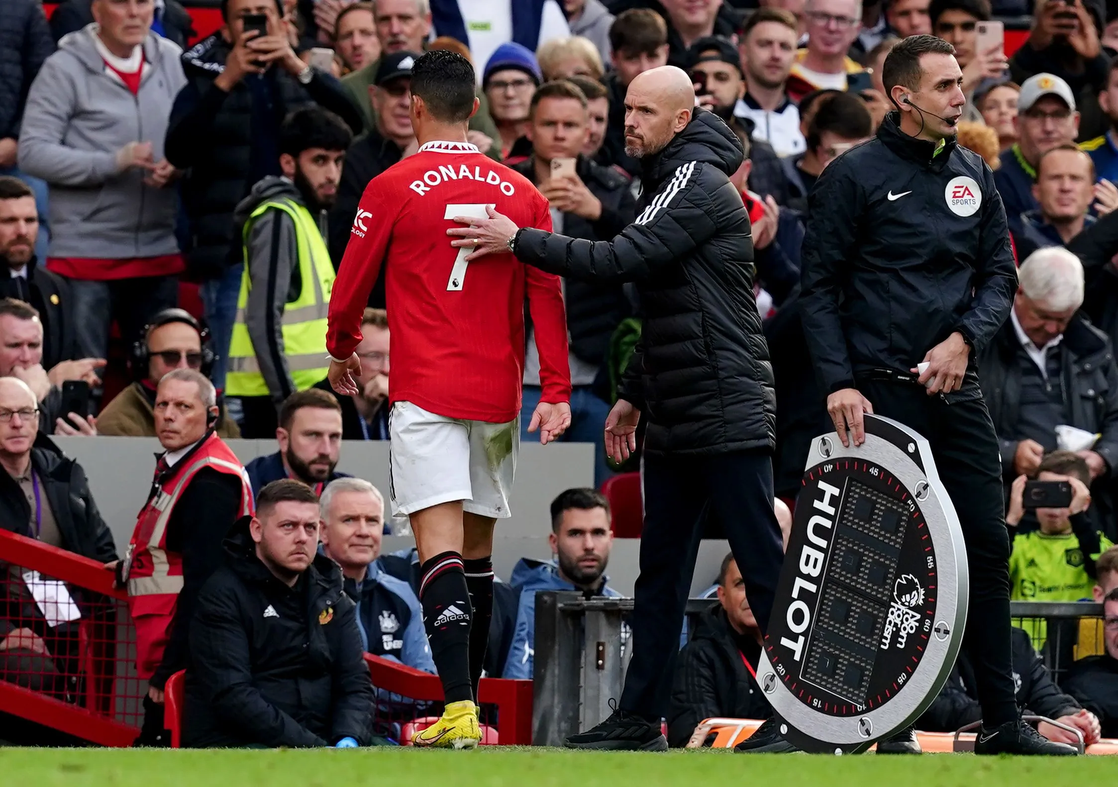 Ten Hag reageert op uitlatingen Ronaldo: 'Hij is ver weg van Manchester'