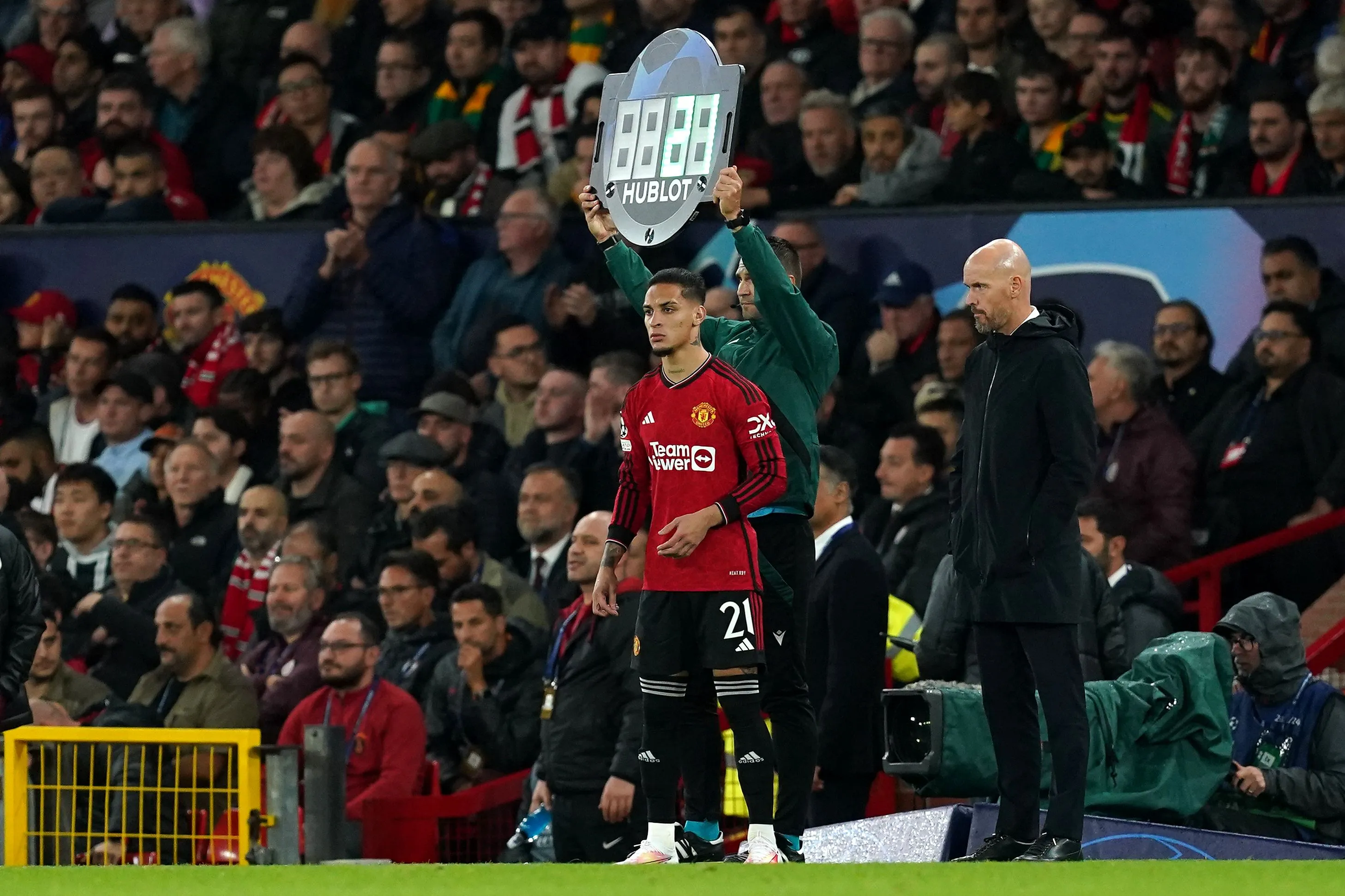 Ten Hag duidelijk over falende Antony bij United: 'Moet het recht verdienen'