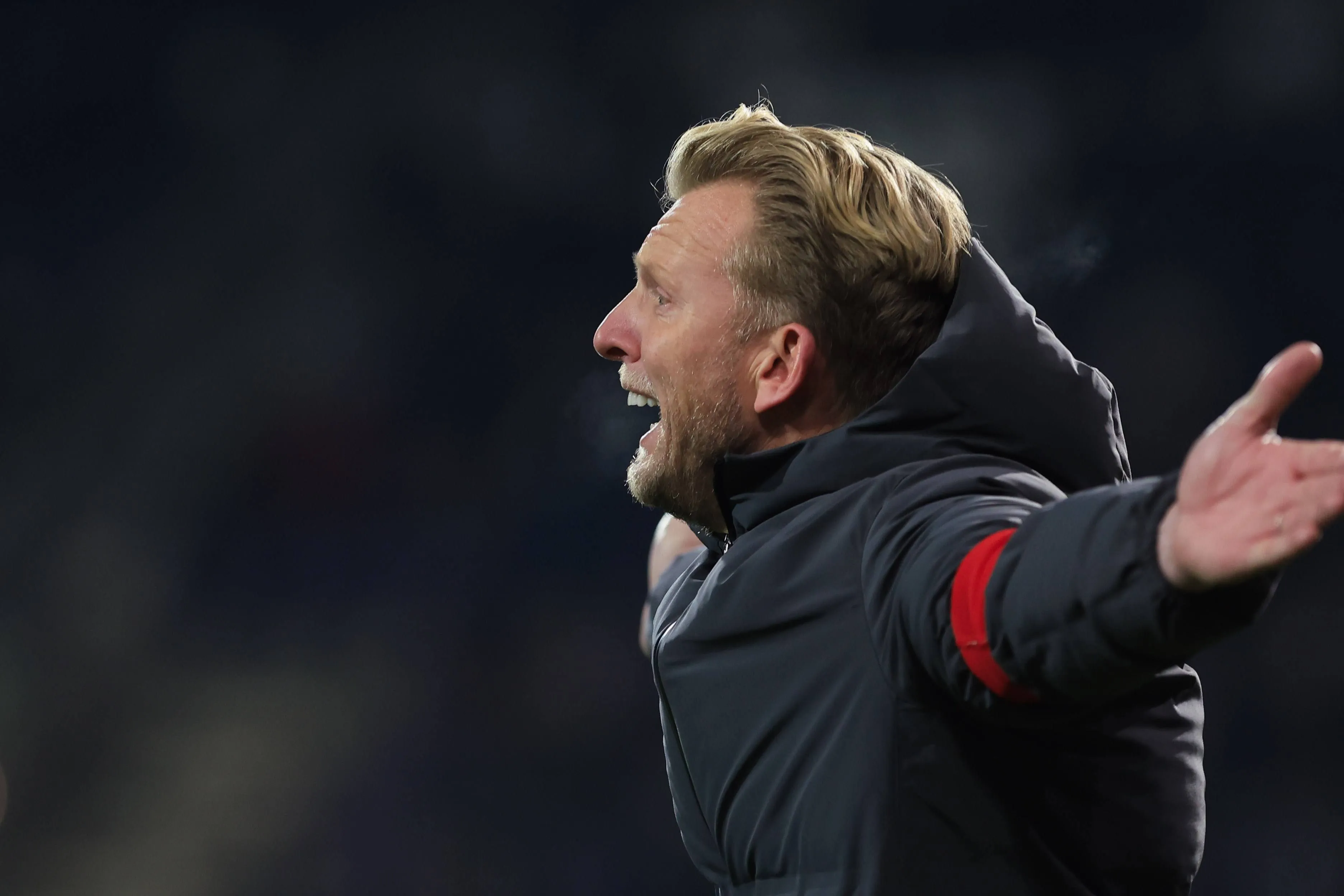 Boze fans van Beerschot bestormen persruimte na zevende nederlaag op rij, Kuyt spreekt menigte toe
