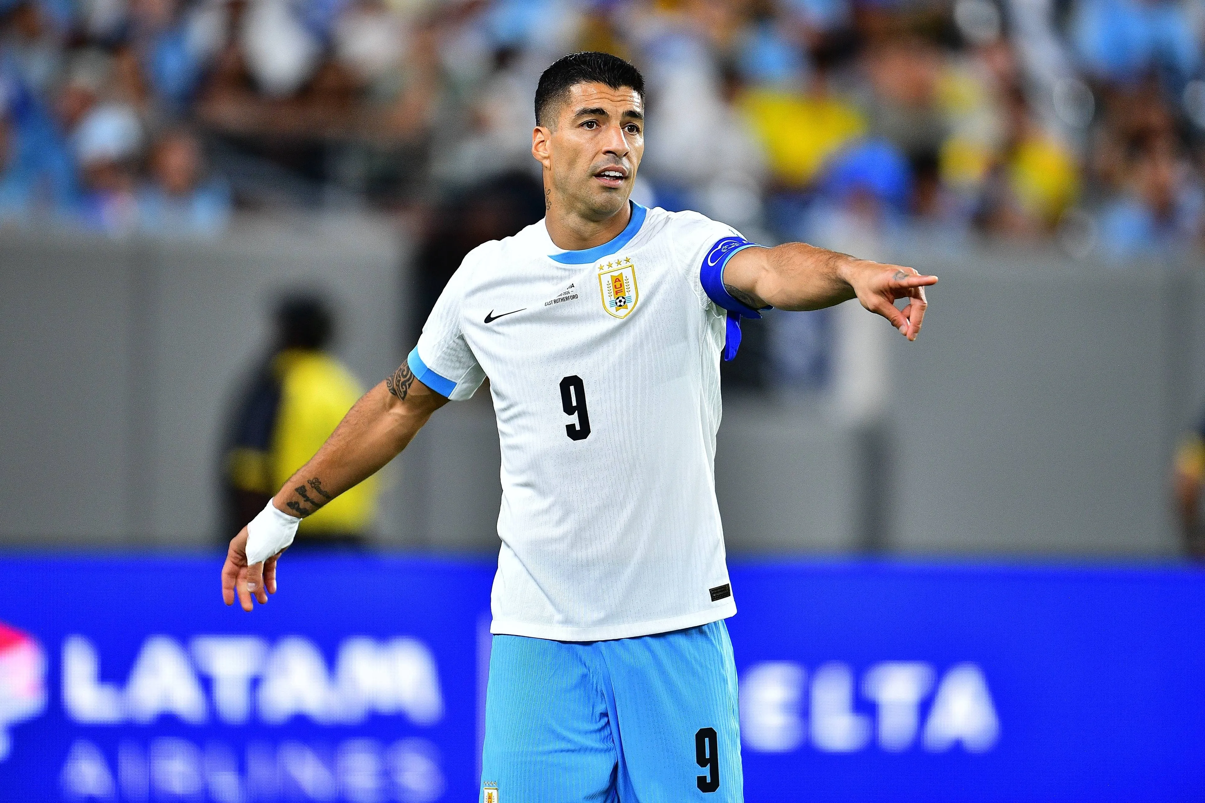 Oud-Ajacied Suarez neemt afscheid van Uruguay