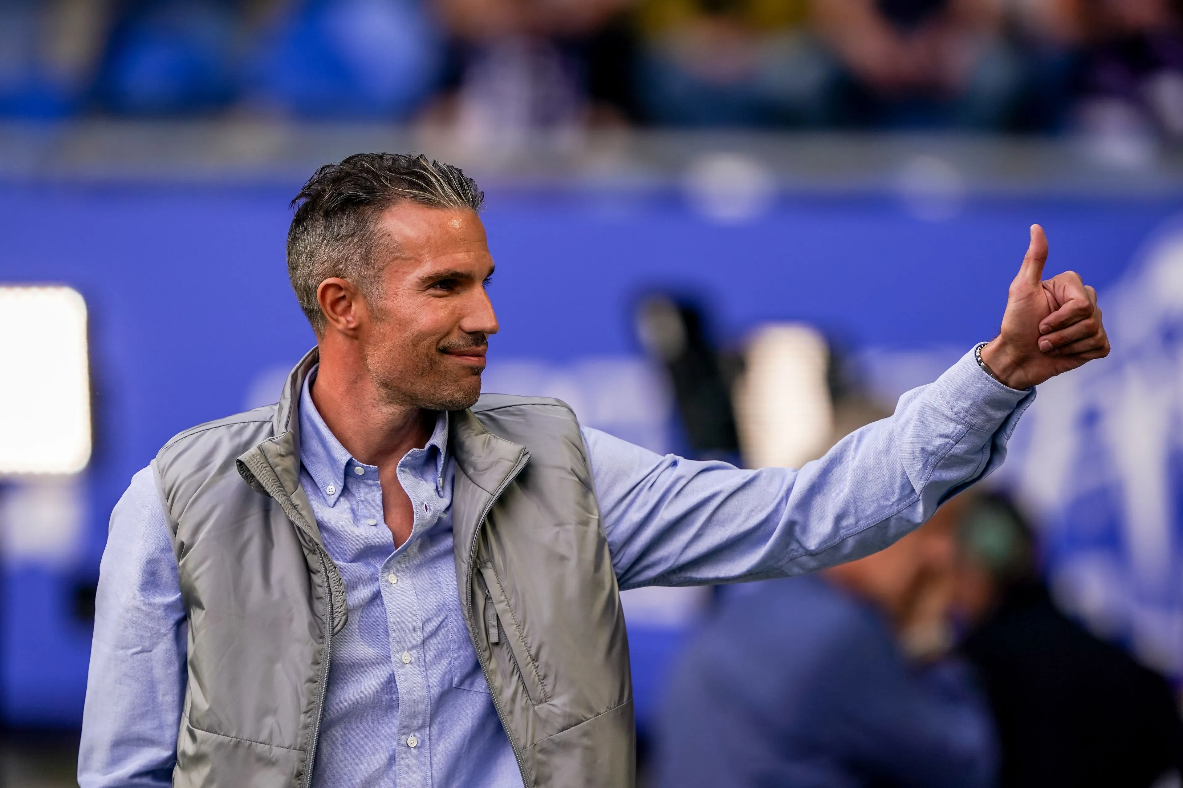 Van Persie herstelt de eer in derby tegen negen Groningers
