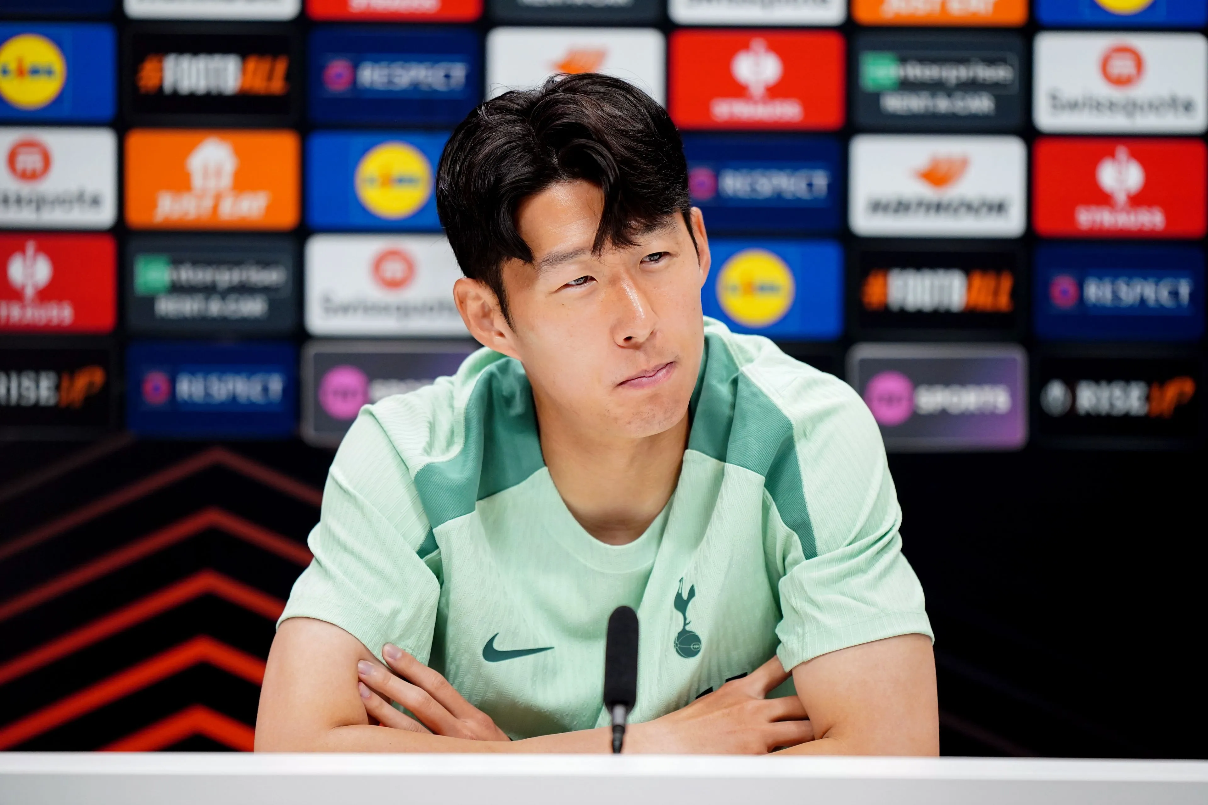 Tottenham en Son nog niet in gesprek over aflopen contract: 'Wil eerst een prijs winnen'