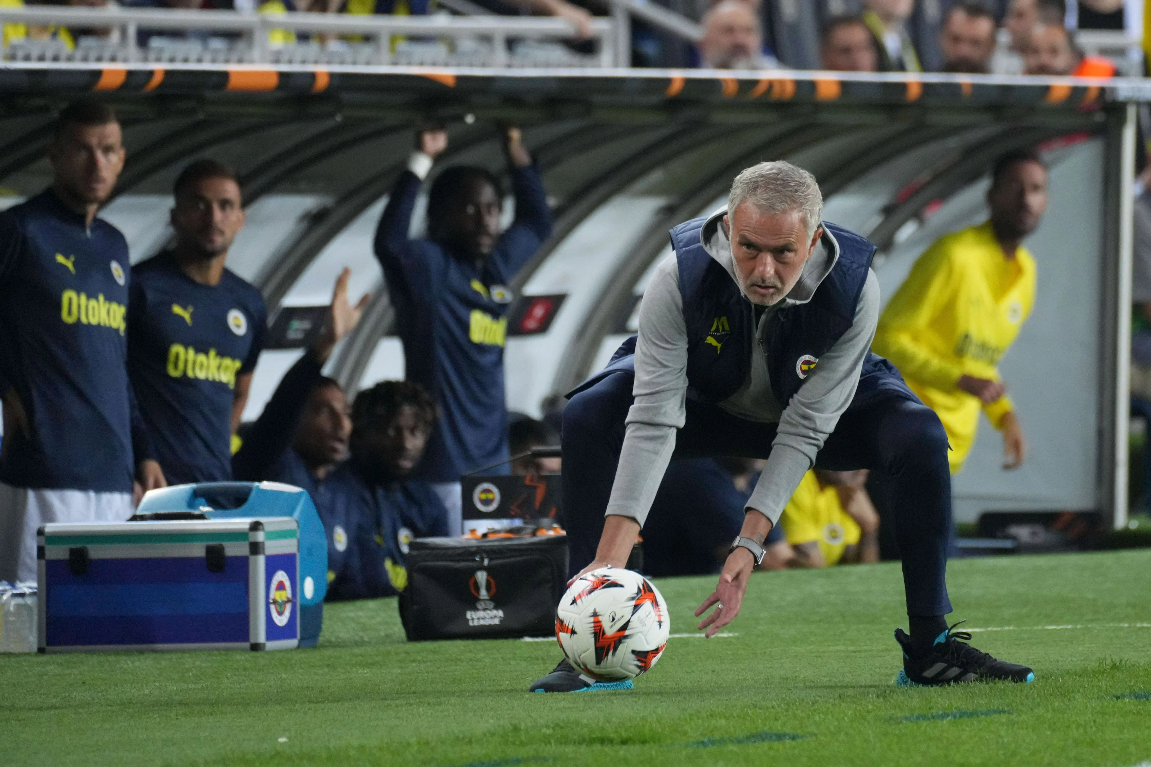 Bizarre gele kaart voor Mourinho in Turkije na protesteren via laptop