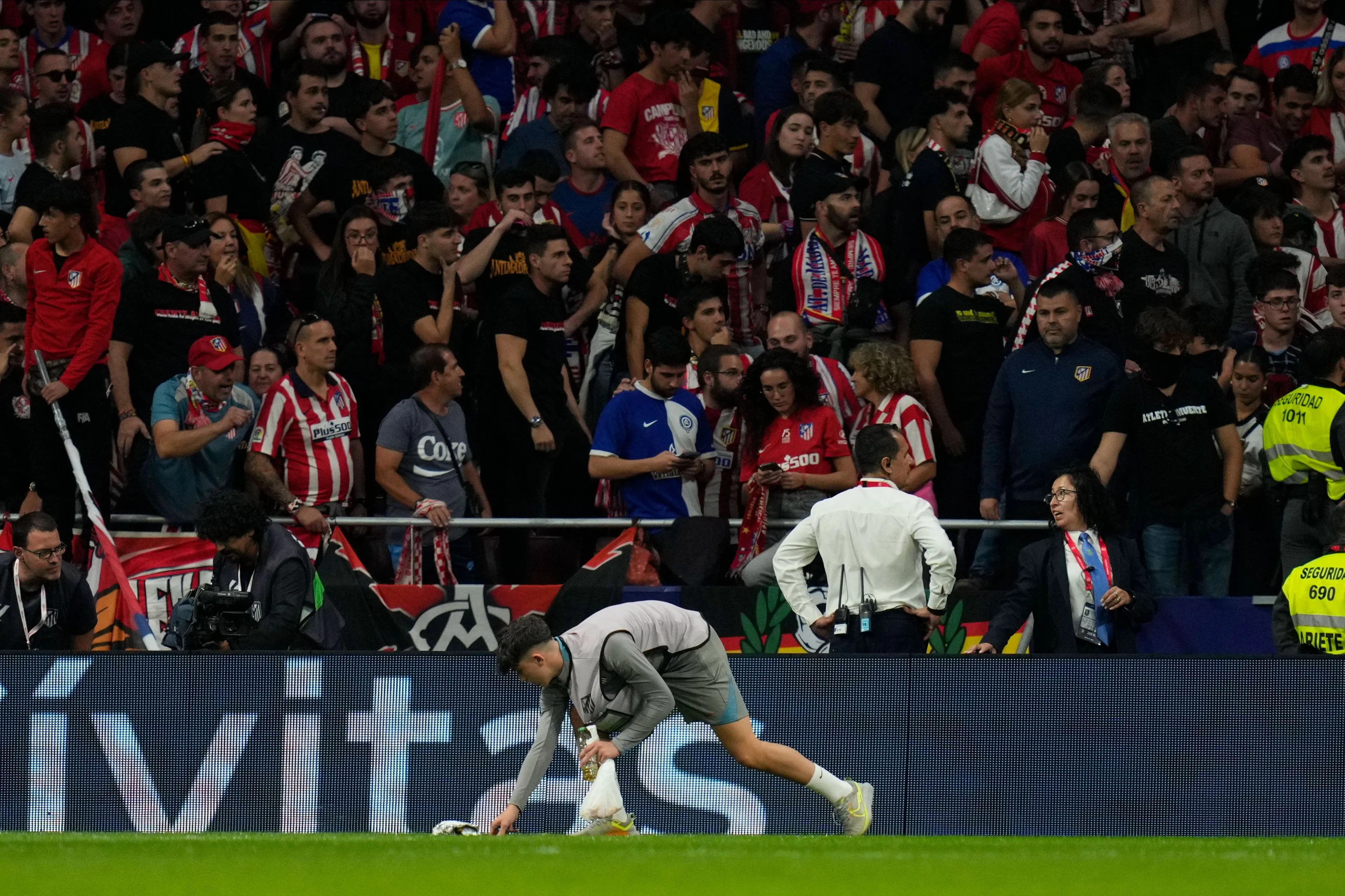 Atlético deelt stadionverboden uit na chaos tijdens Madrileense derby