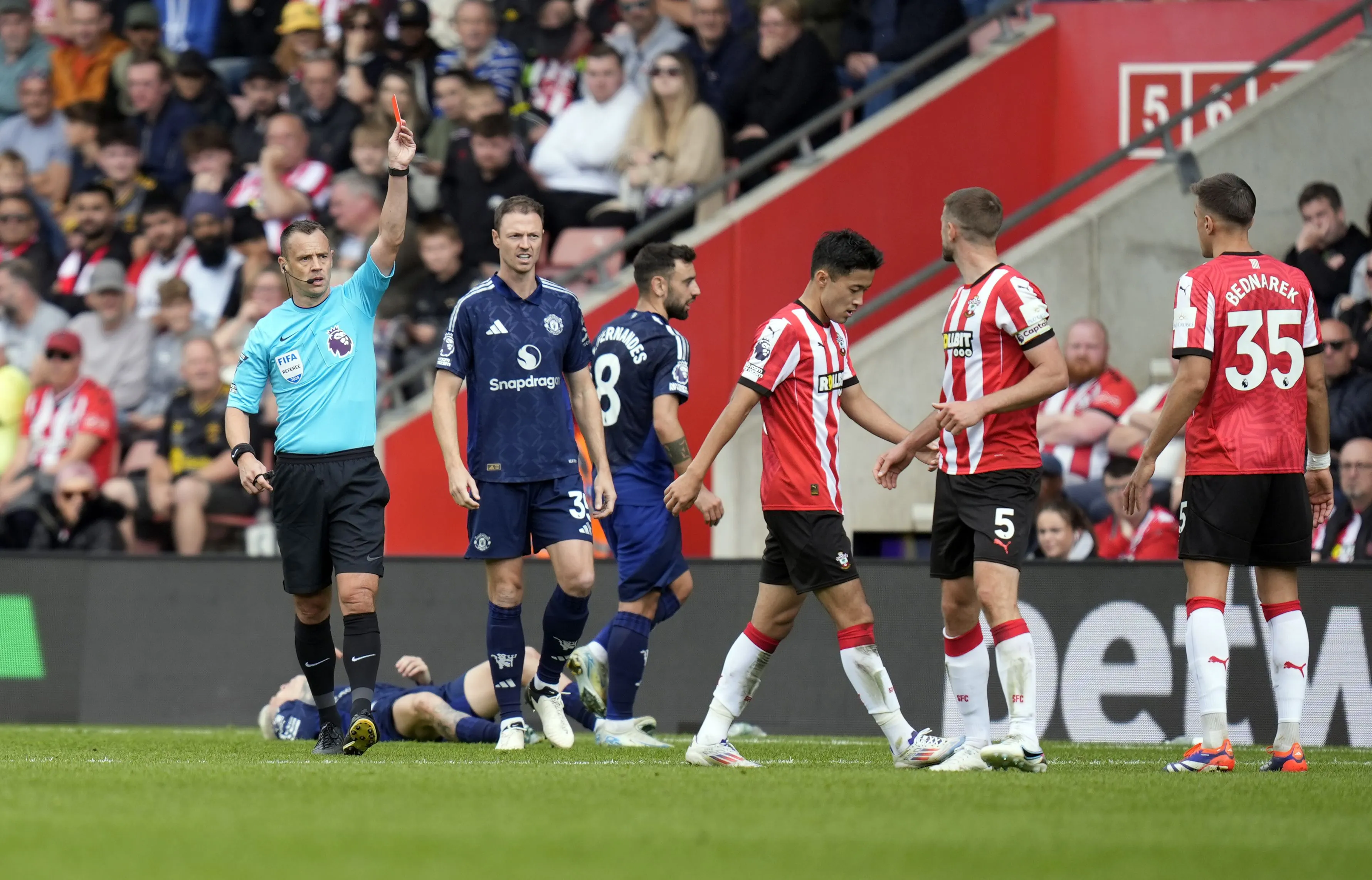 Premier League-aanvoerder krijgt schorsing voor uitschelden scheidsrechter