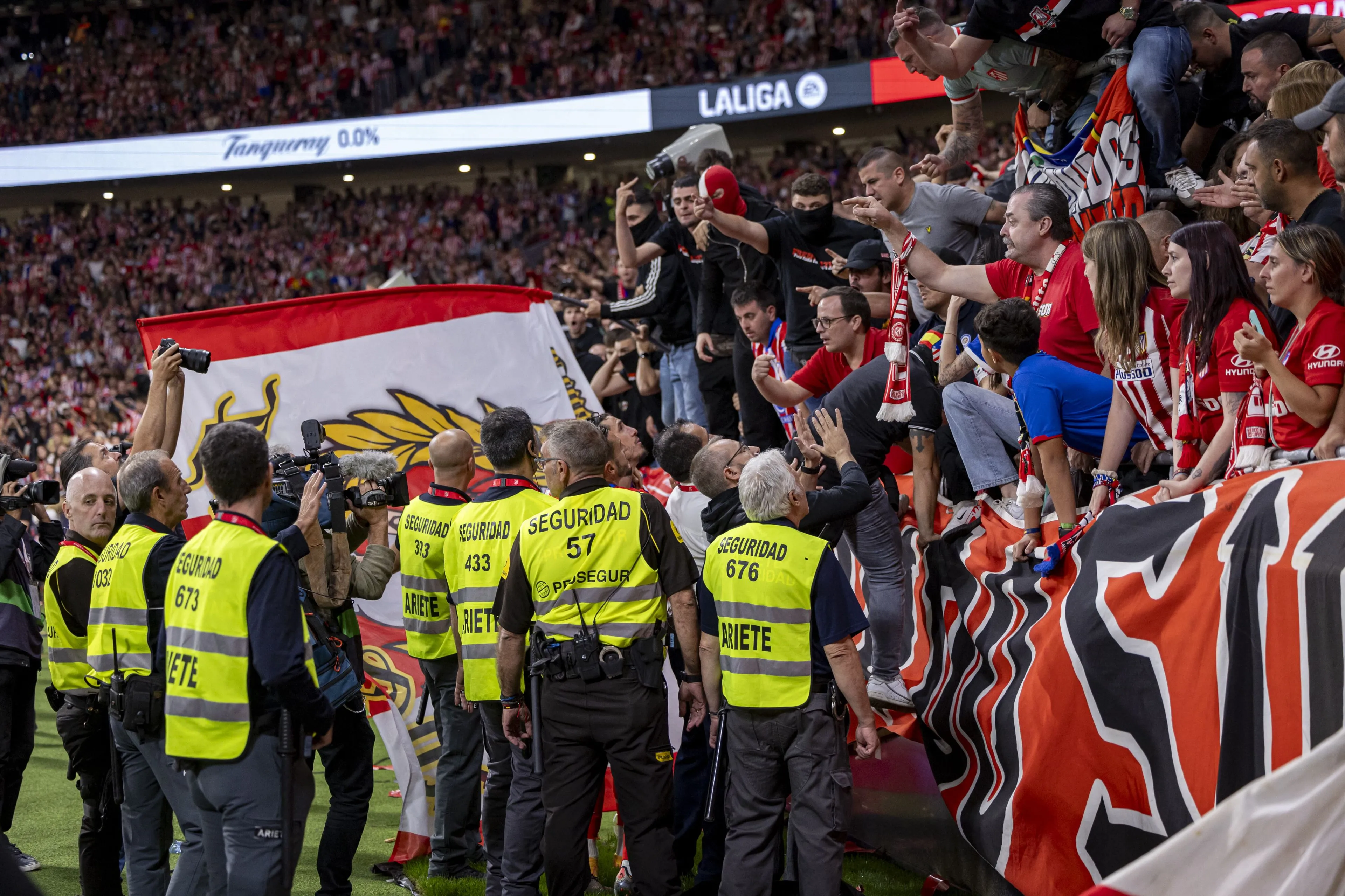 Flinke aanklacht voor Atlético Madrid na chaos tijdens Madrileense derby