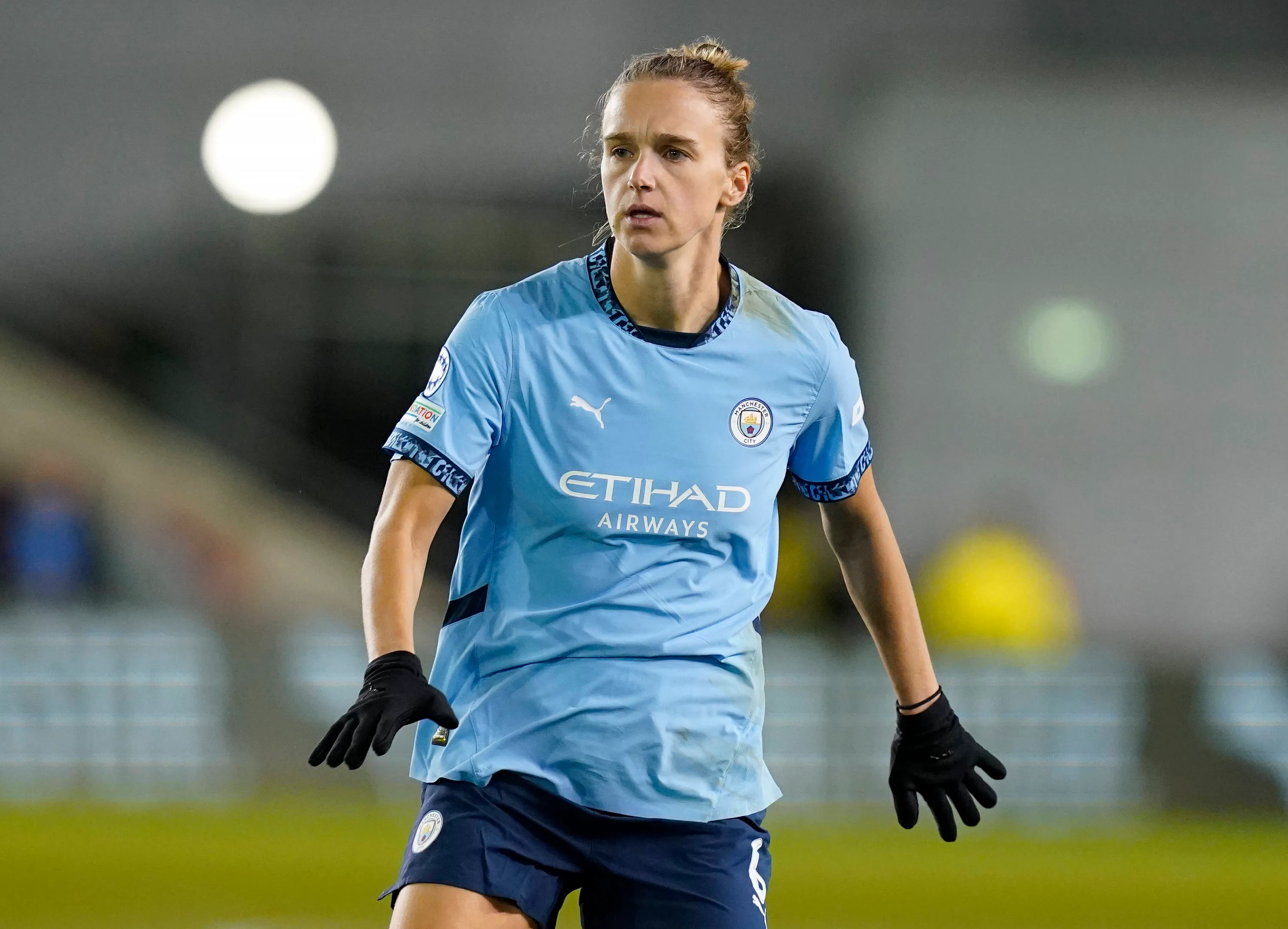 Vivianne Miedema mogelijk opnieuw lang langs de kant na oplopen knieblessure