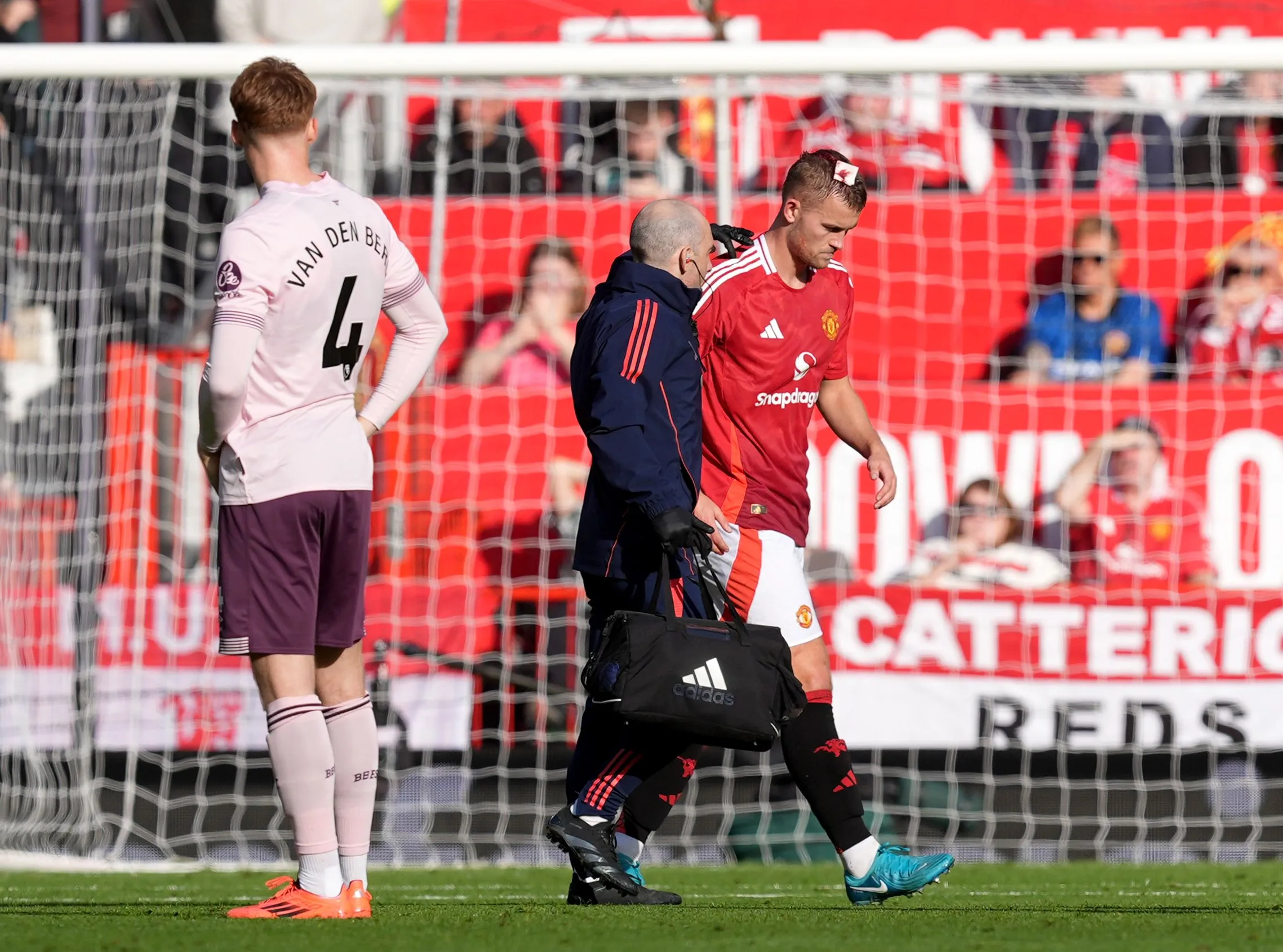 Erik ten Hag vertelt over opmerkelijke reden waarom hoofdblessure Matthijs de Ligt hielp aan overwinning tegen Brentford