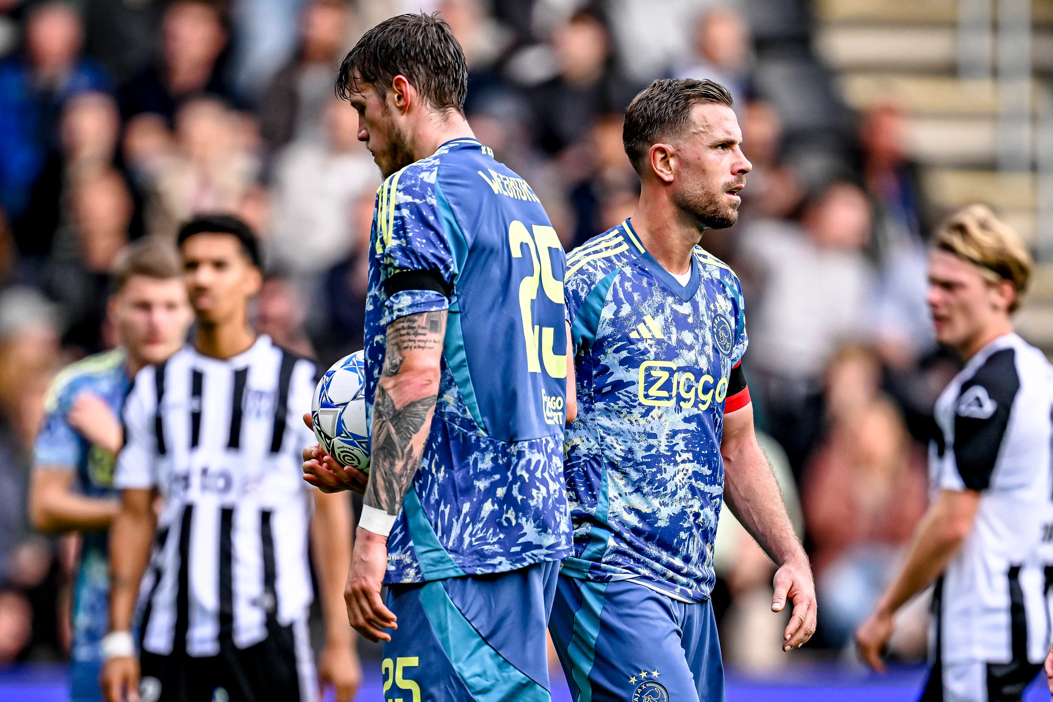 Heracles kwaad op arbitrage na late goal Wout Weghorst: 'Typisch zo'n Ajax-penalty'