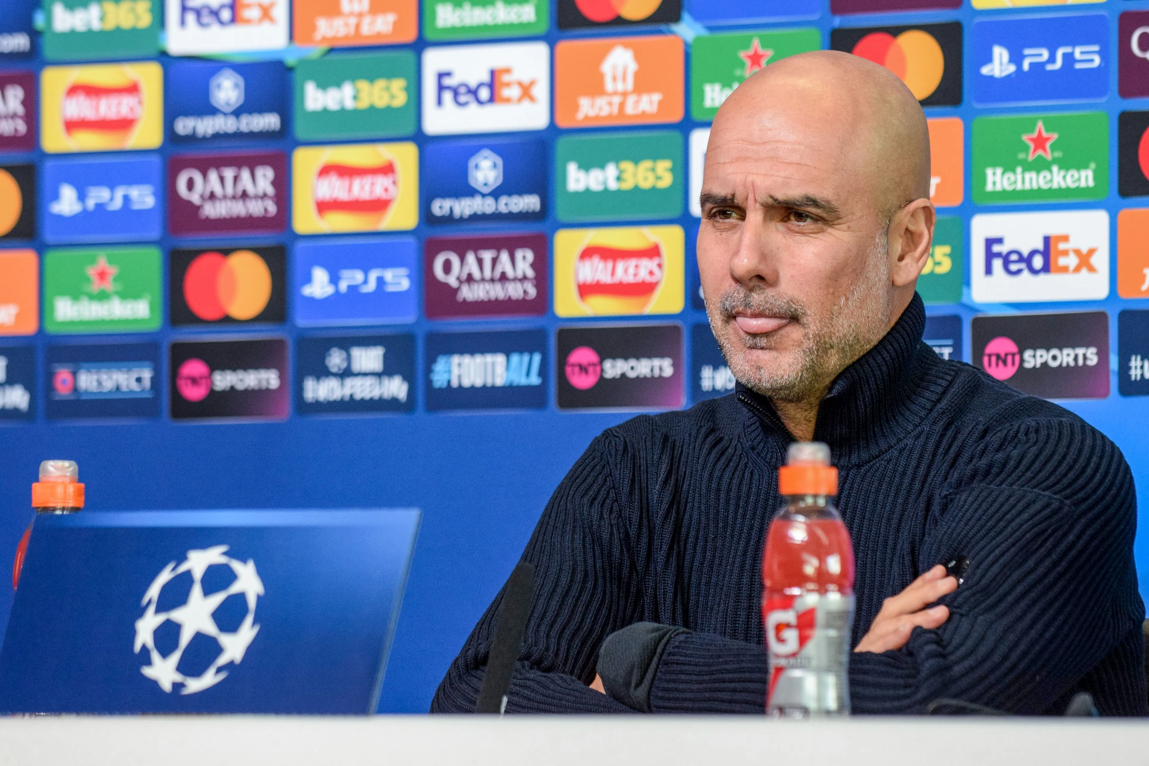 Pep Guardiola boos om weinig communicatie over blessures: 'Soms doet Ronald Koeman dat nog...'