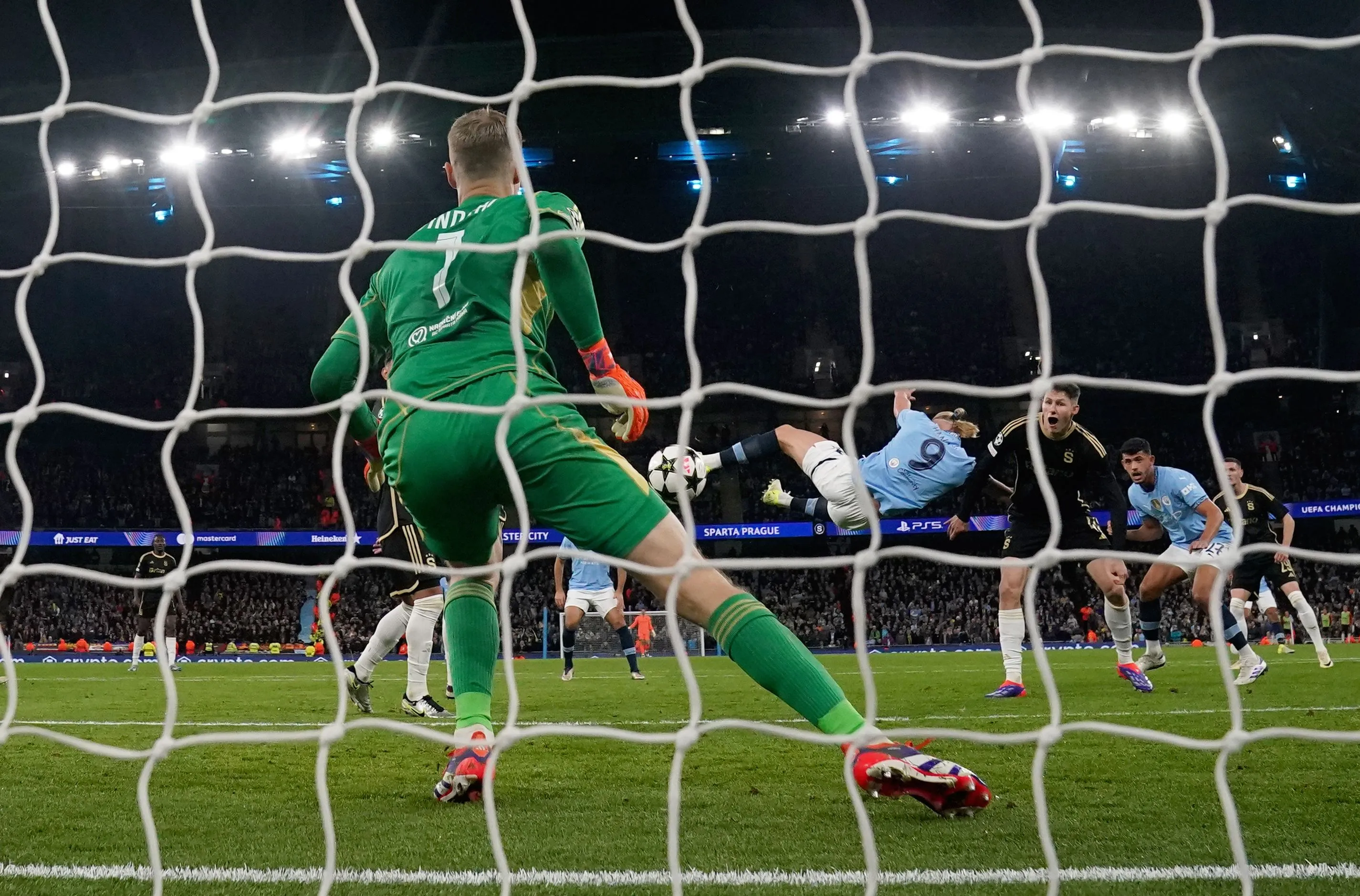 Pep Guardiola verbluft door krankzinnige goal Erling Haaland: 'Niet normaal voor een mens'