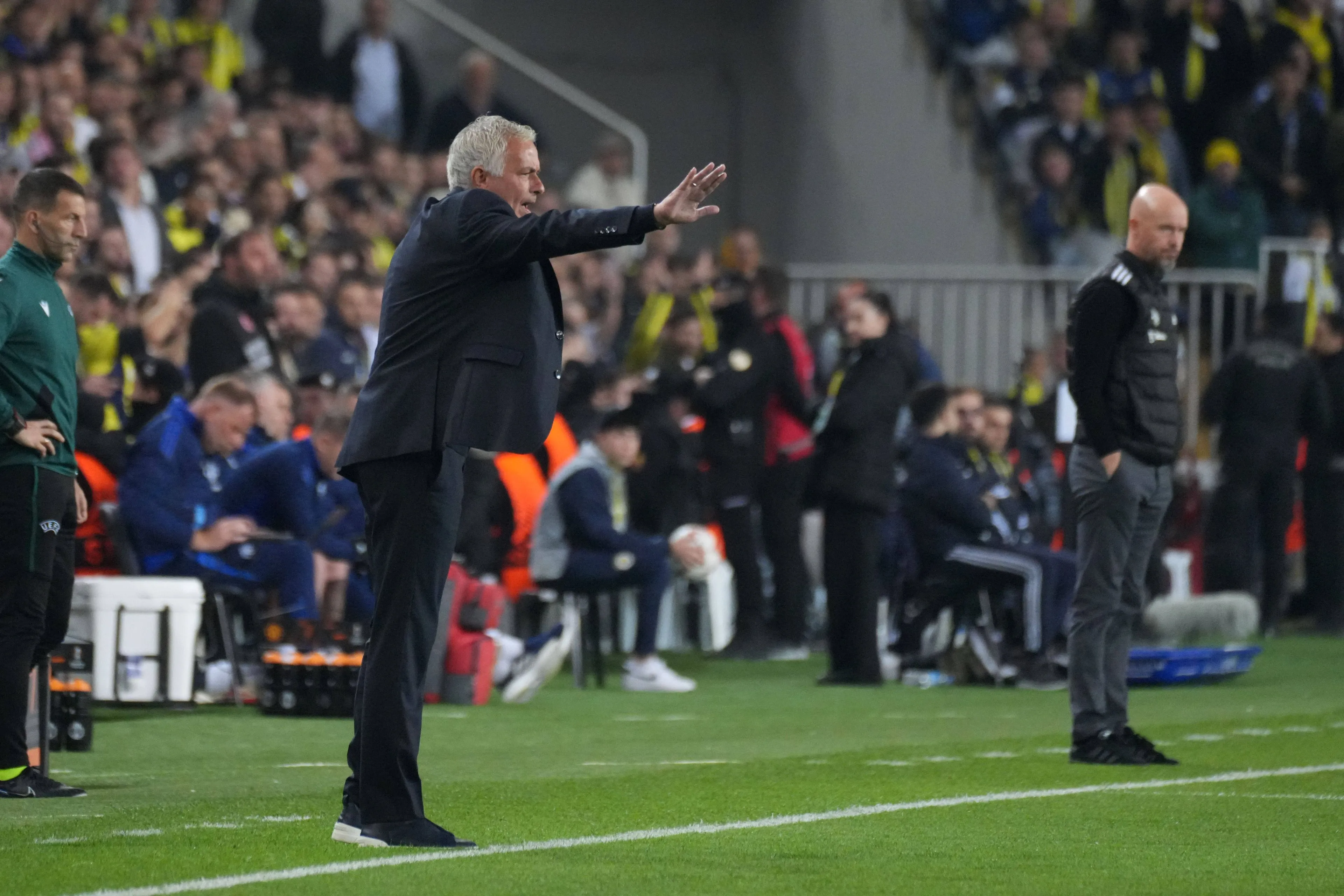 Woeste José Mourinho maakt scheids belachelijk na bijzondere verklaring over rode kaart