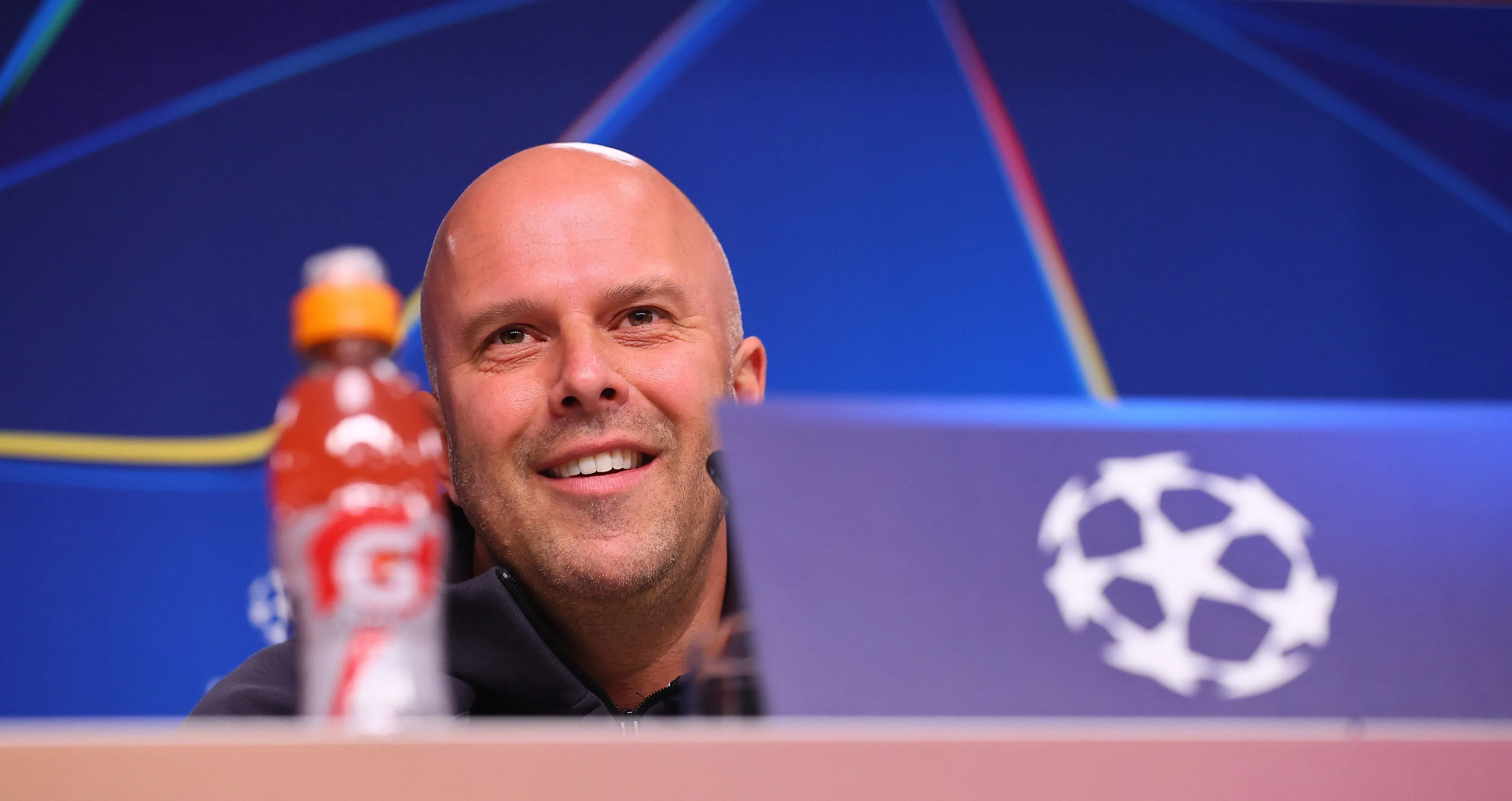 Arne Slot heeft lof voor collega Xabi Alonso in aanloop naar Champions League-duel: 'Speciale manager'