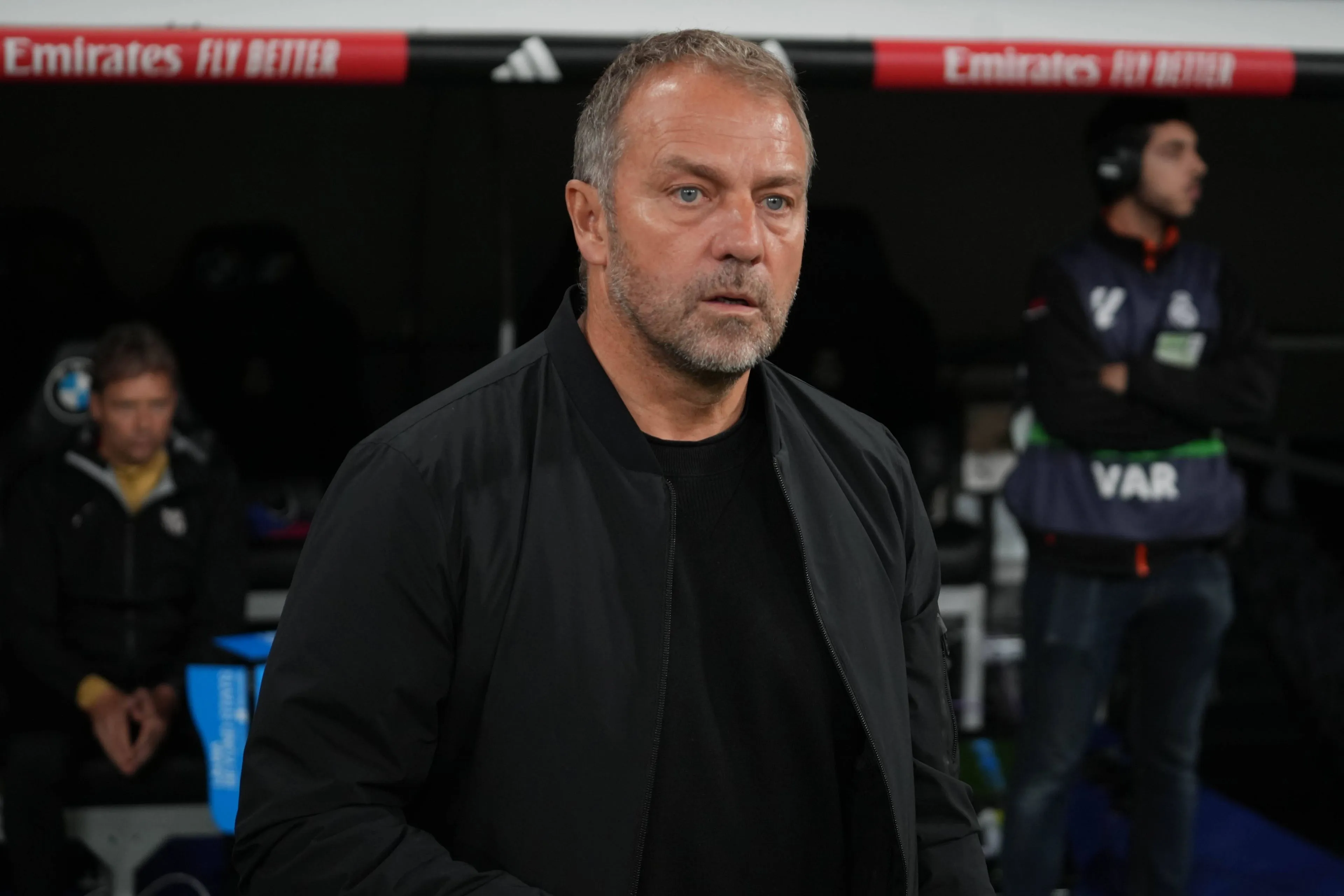 FC Barcelona-coach Hansi Flick wil niks weten van favorietenrol in competitie: 'Nog lange weg te gaan'