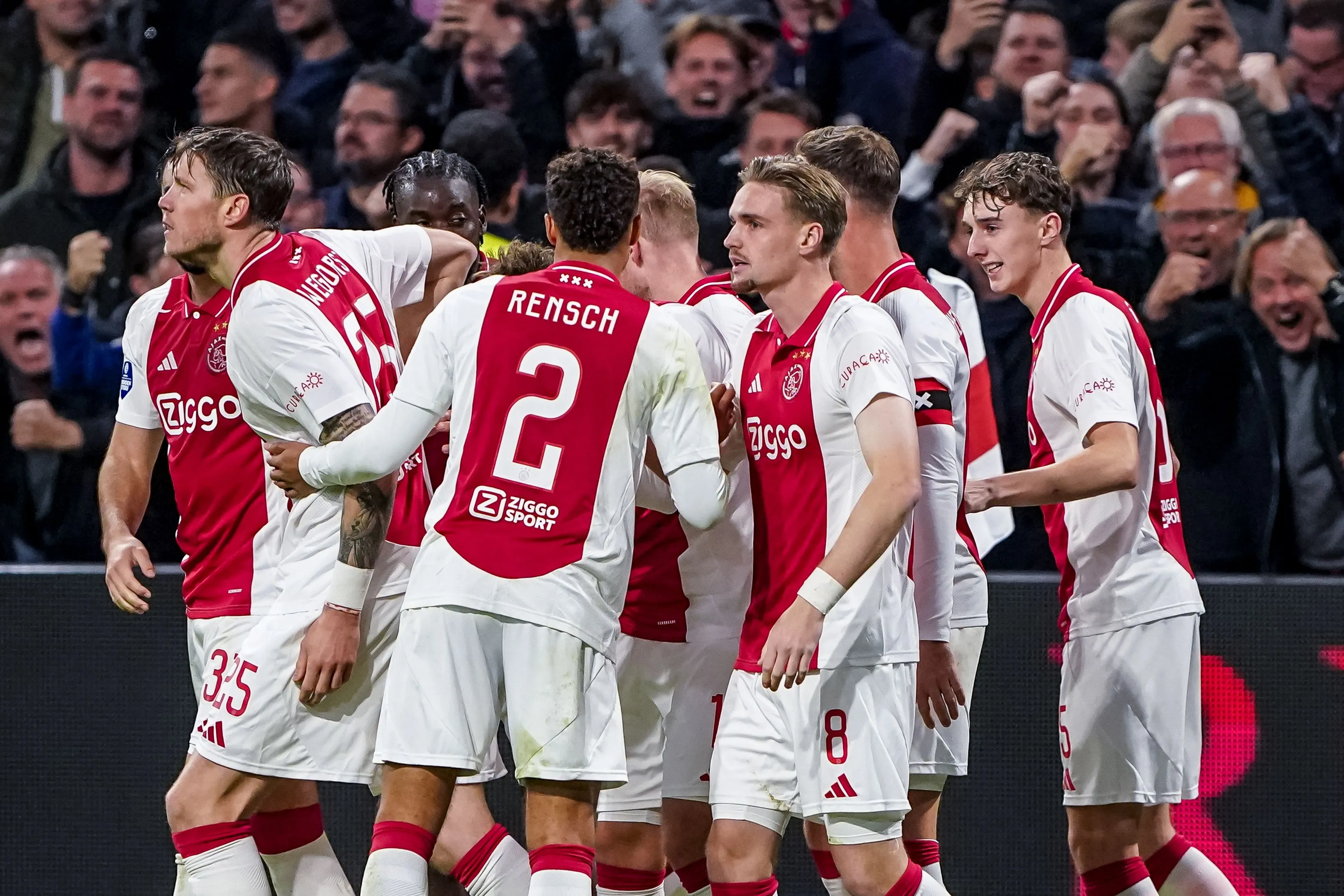 Ajax wint kraker van PSV en komt op vijf punten achterstand van de kop