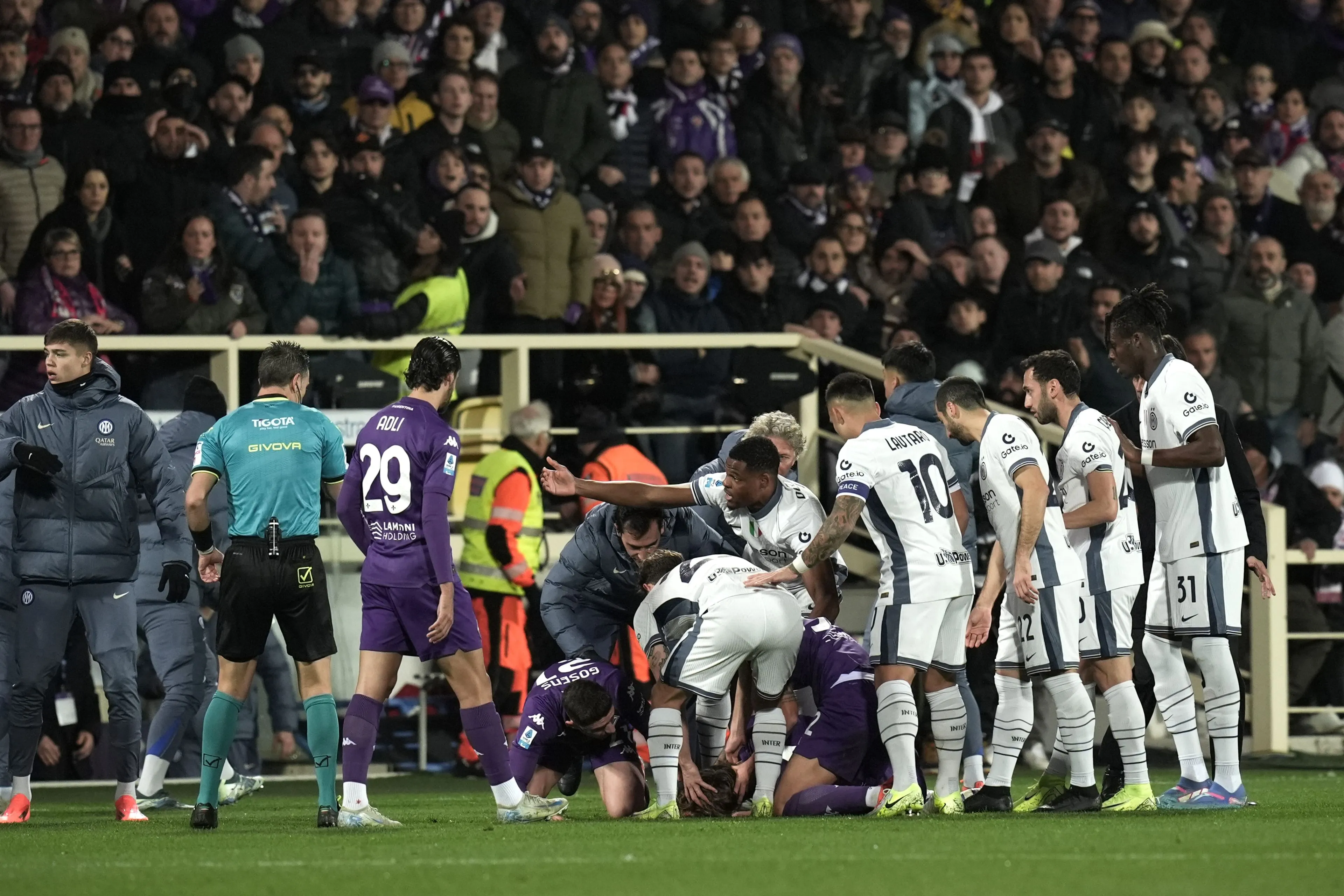Serie A-topper gestaakt na medisch noodgeval bij speler Fiorentina