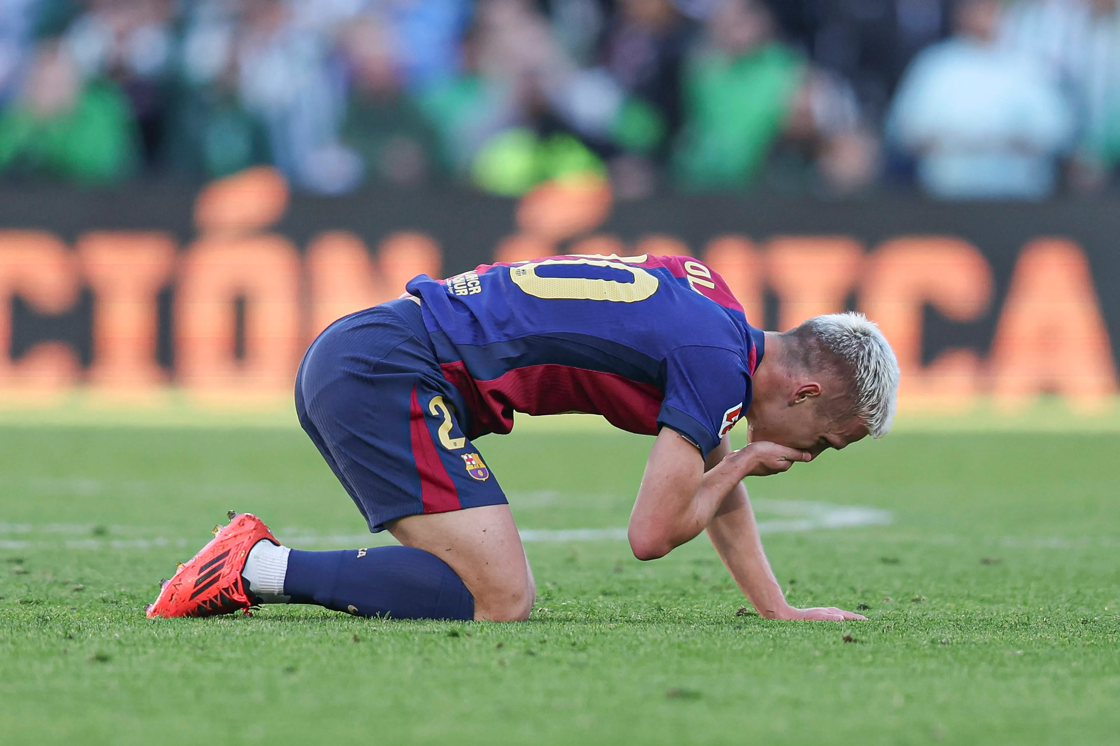 Serieuze problemen voor FC Barcelona rondom inschrijving Dani Olmo, speler kan transfervrij vertrekken