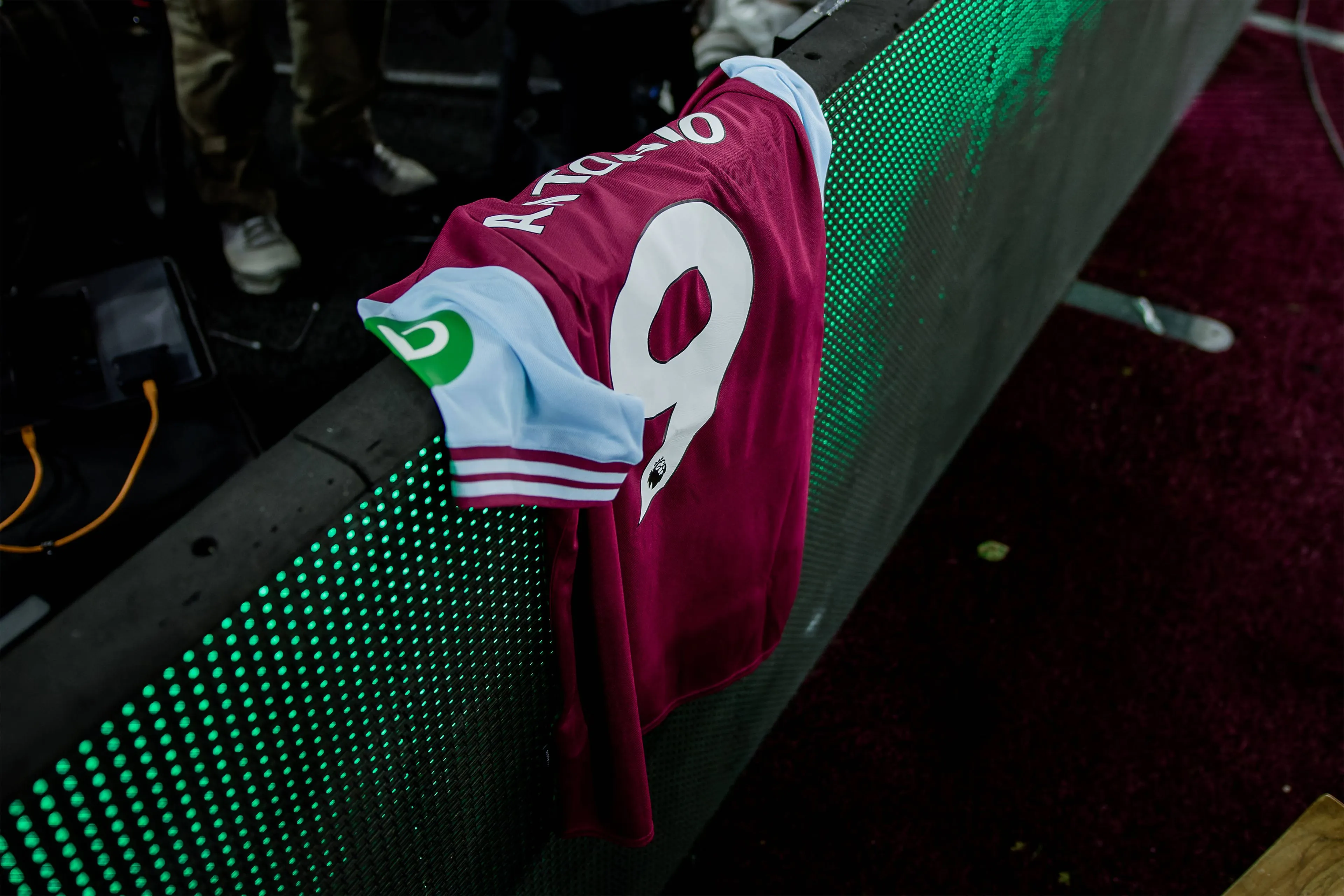 West Ham United doet eerbetoon aan zwaargewonde spits Michail Antonio