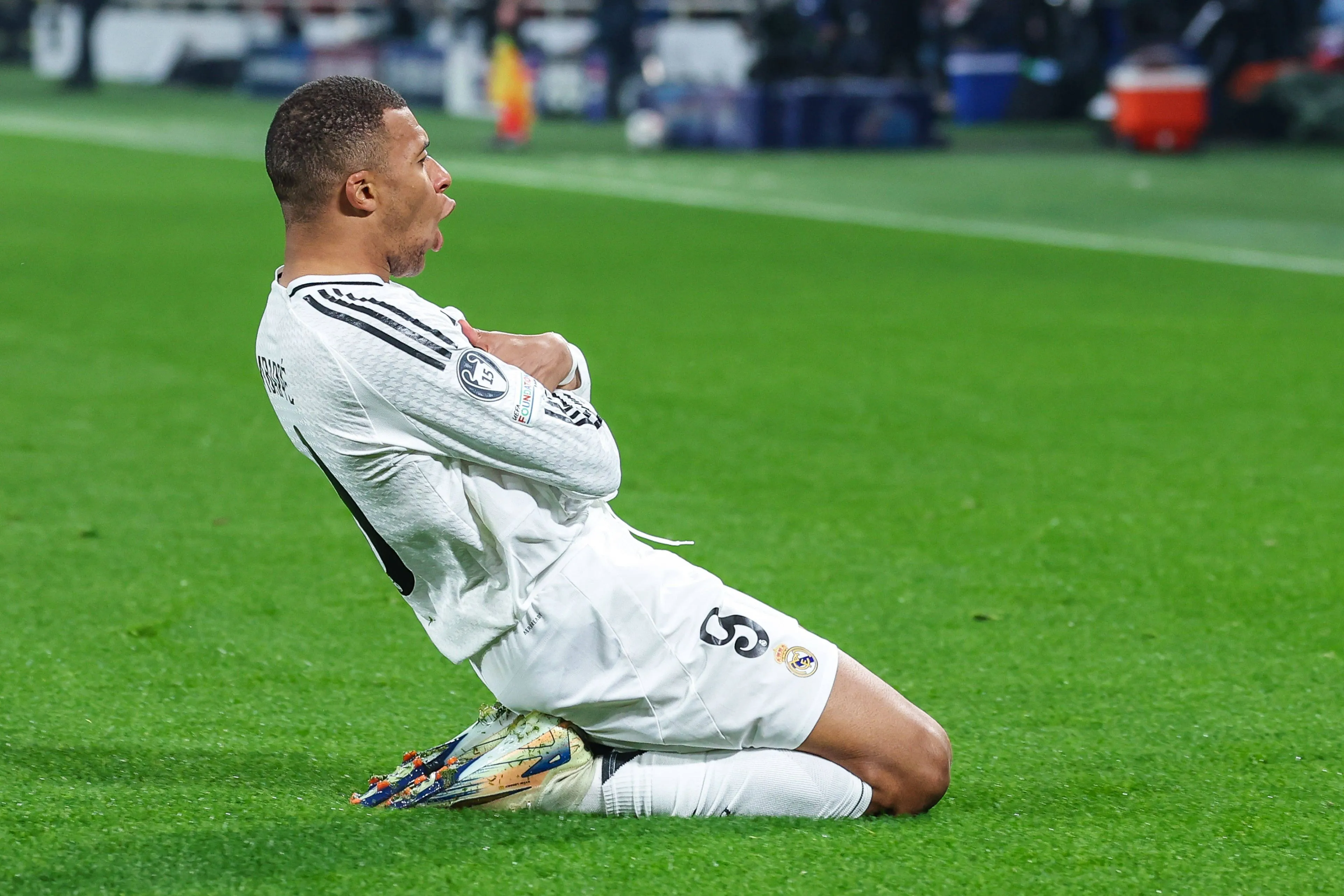 Kylian Mbappé pakt hoofdrol in winst Real Madrid met geweldige goal en uitvalbeurt
