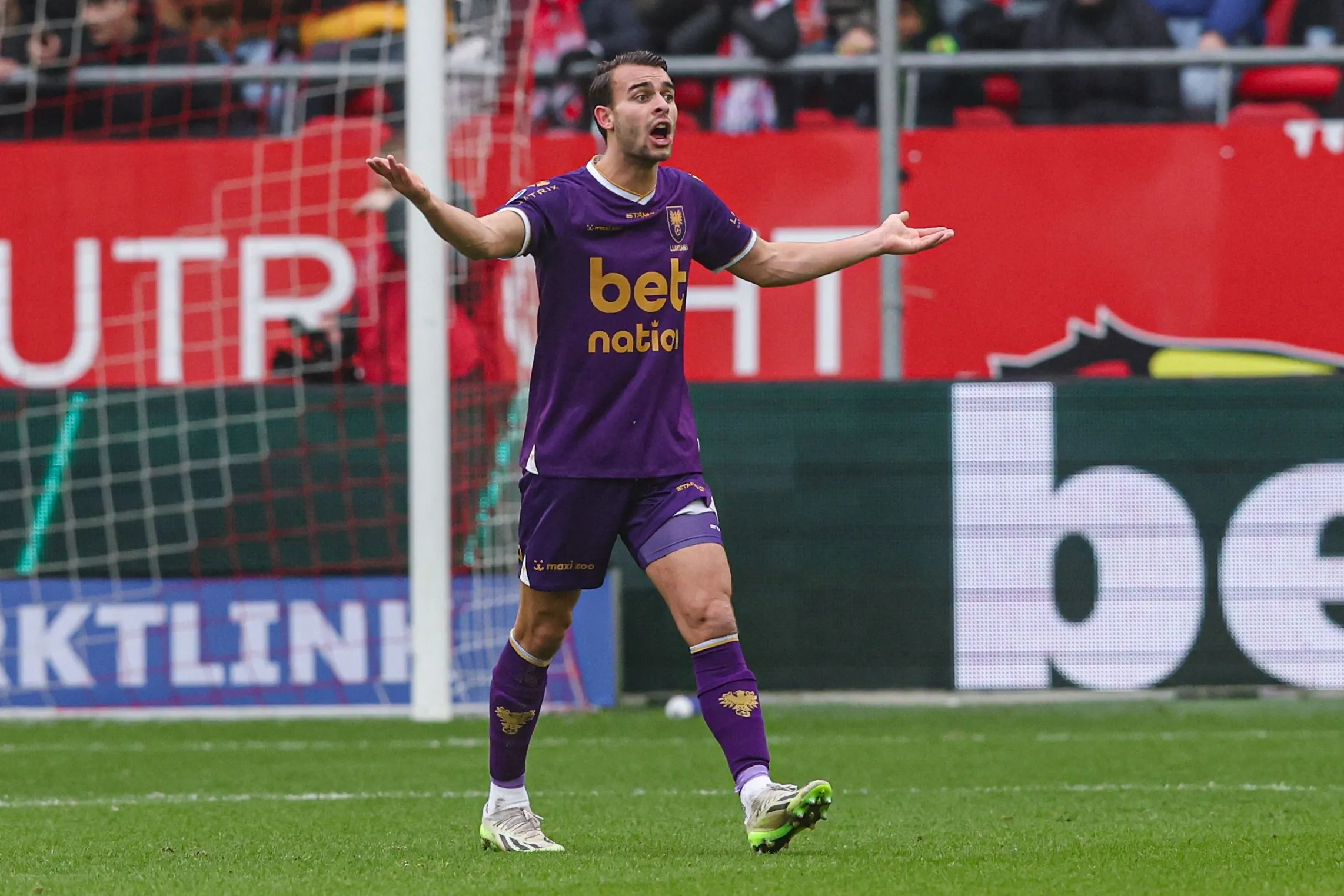 Enric Llansana vrijgesproken van rode kaart na klacht van Go Ahead Eagles