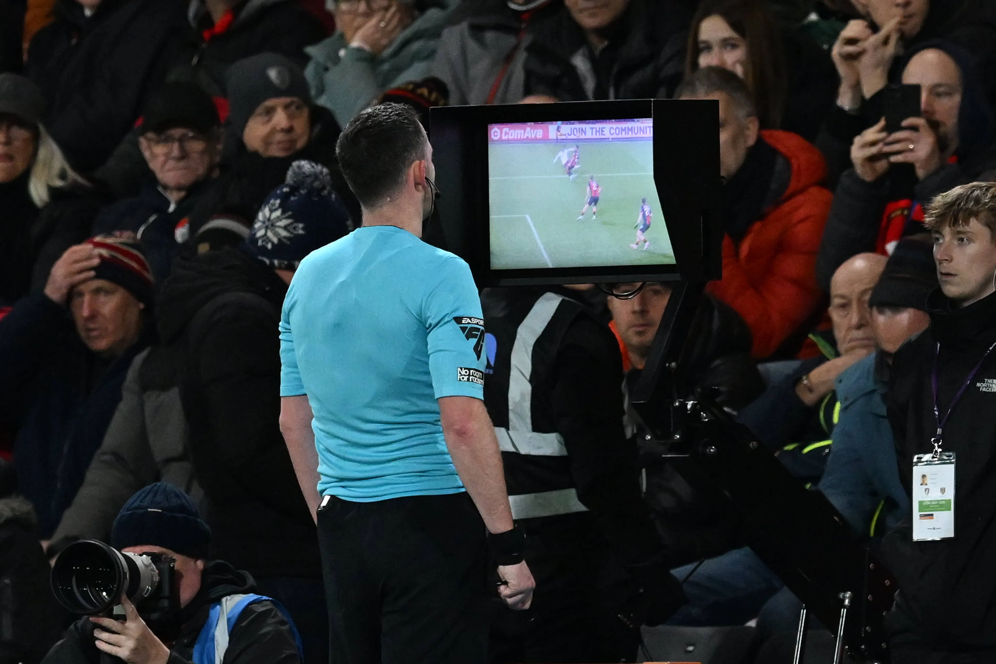 Engeland gaat voor het eerst VAR-uitleg geven aan fans in stadion