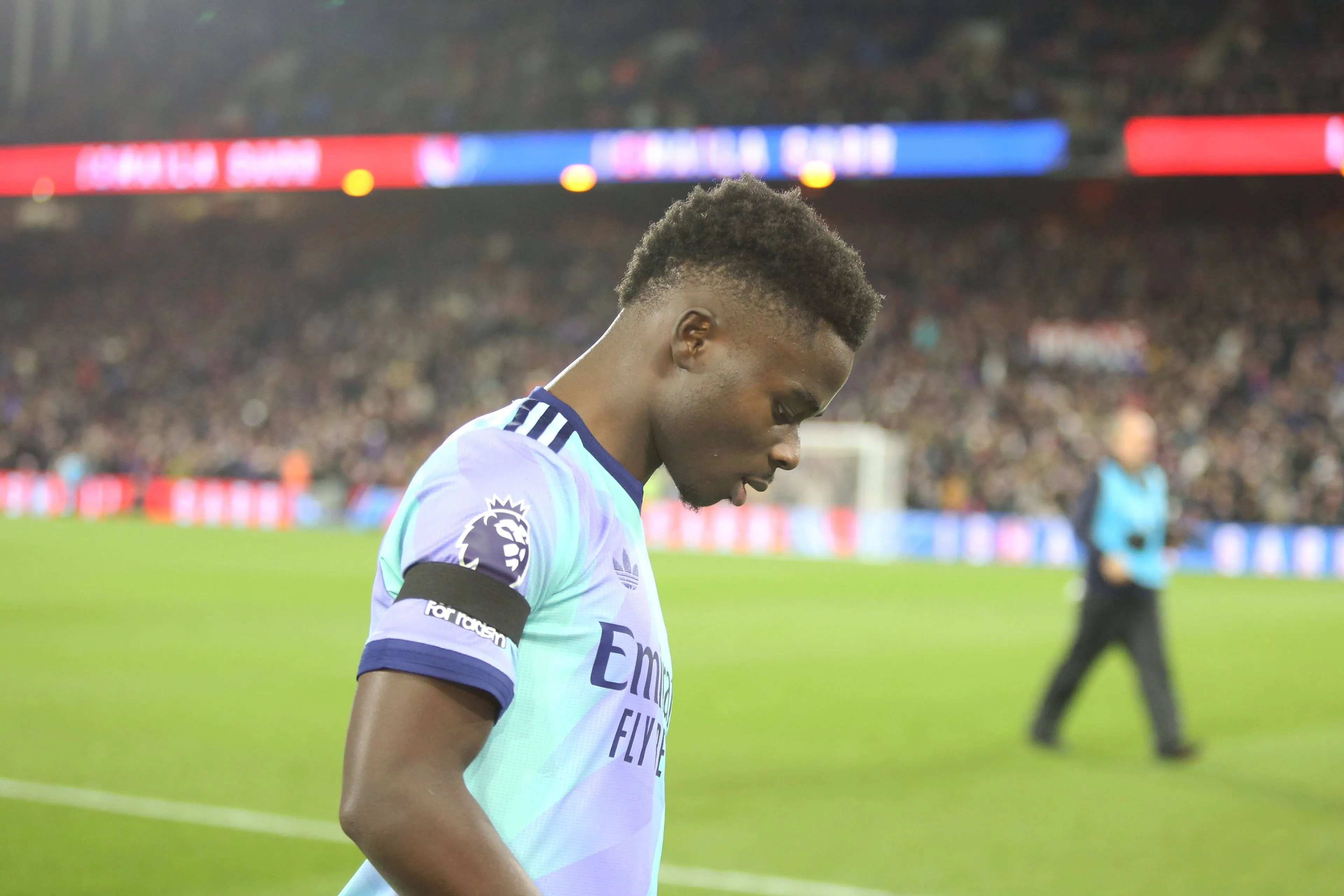 Bukayo Saka meerdere weken langs de kant met hamstringblessure