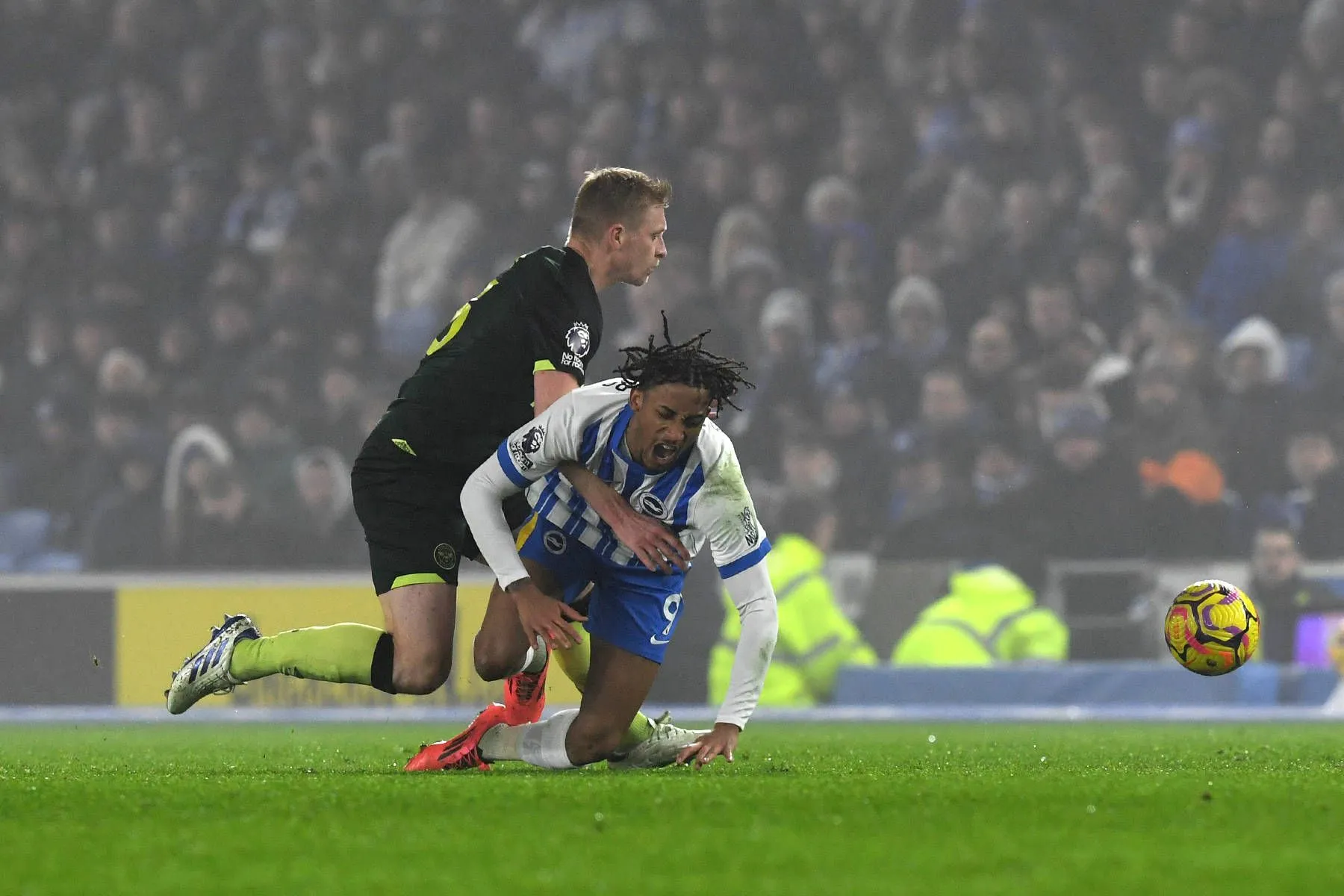 Rode kaart ontweken door Premier League-spits na bizar incident