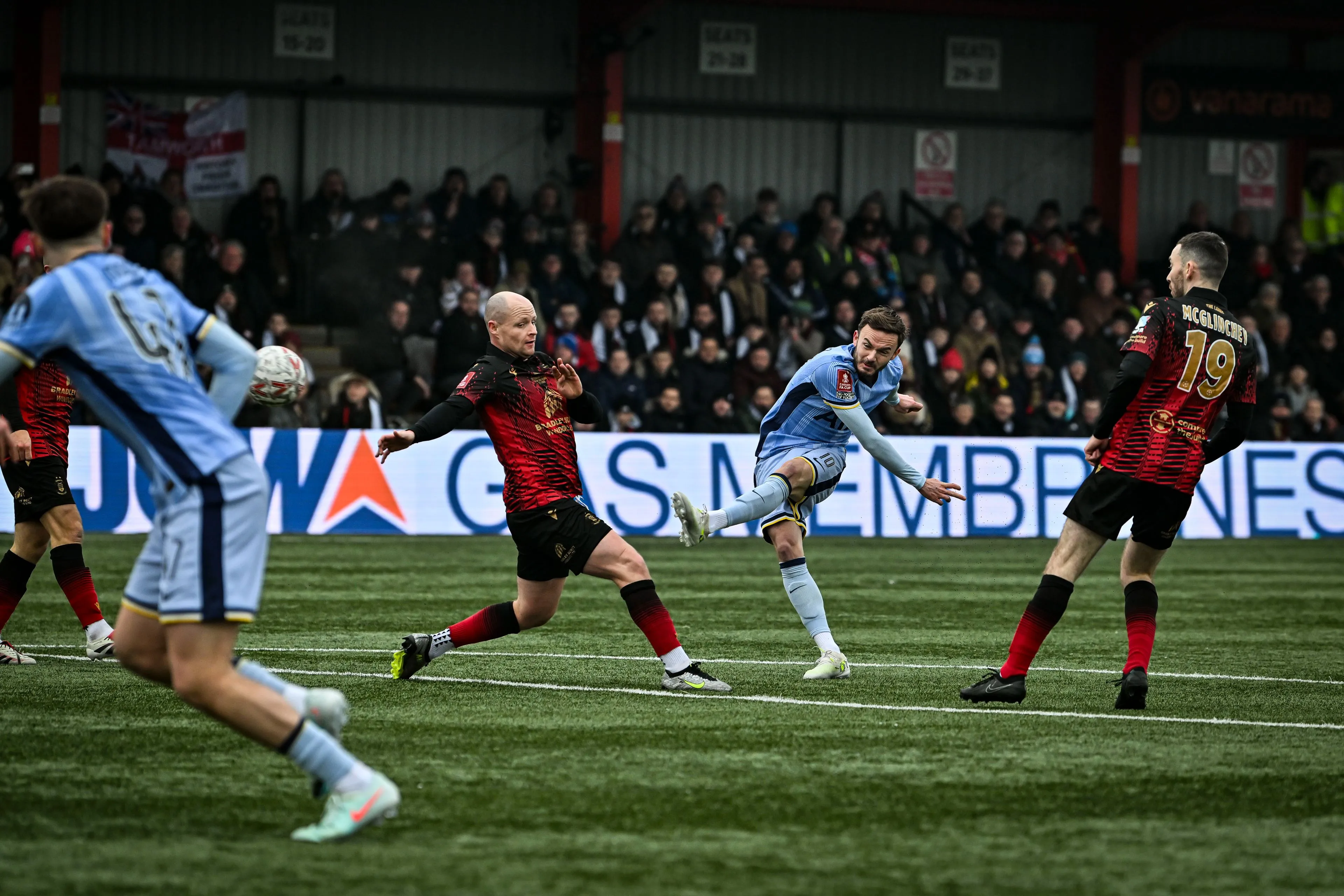 Tottenham komt met schrik vrij tegen laagvlieger uit vijfde niveau van Engeland