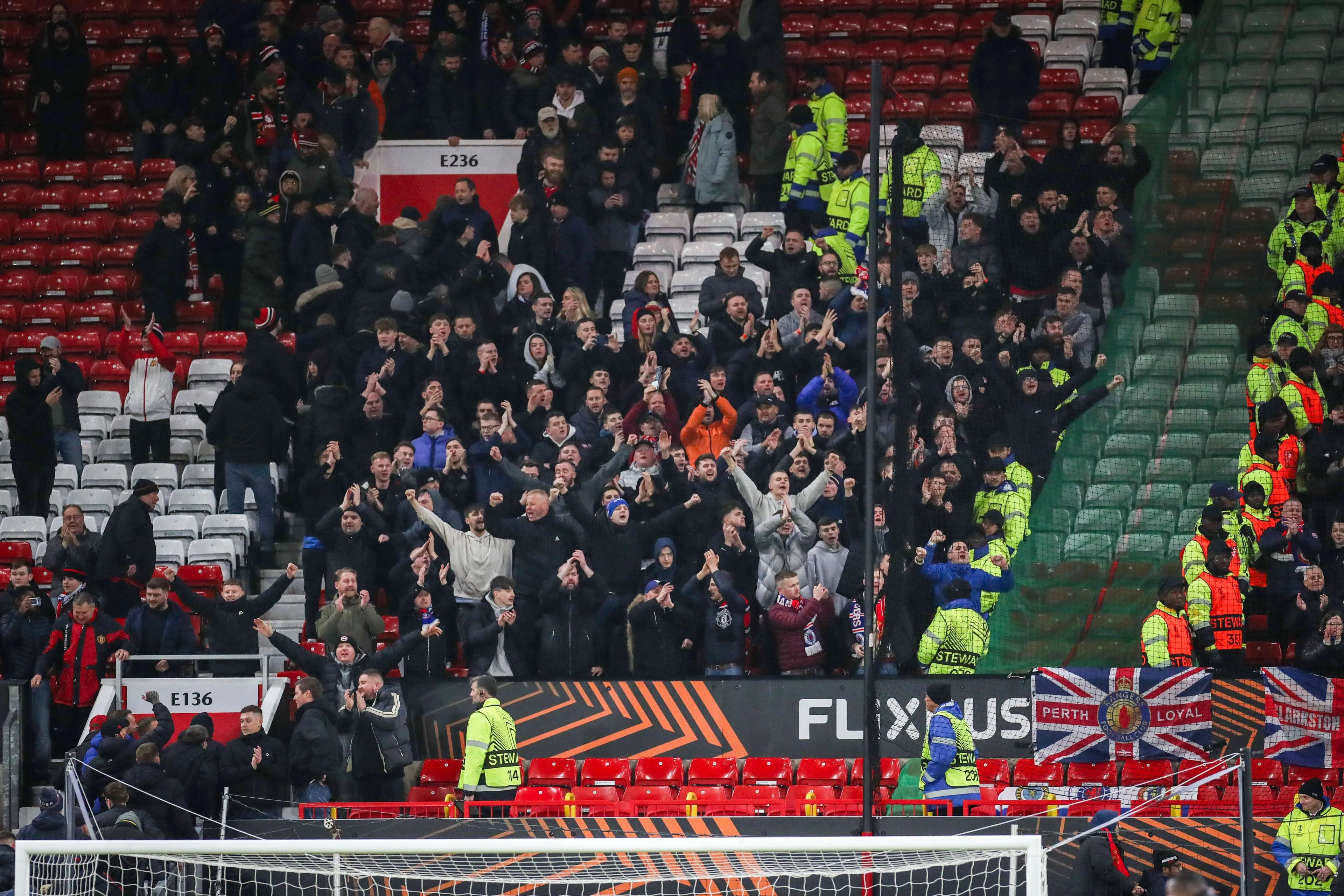 Manchester United start onderzoek na ongewenste fans tussen thuispubliek