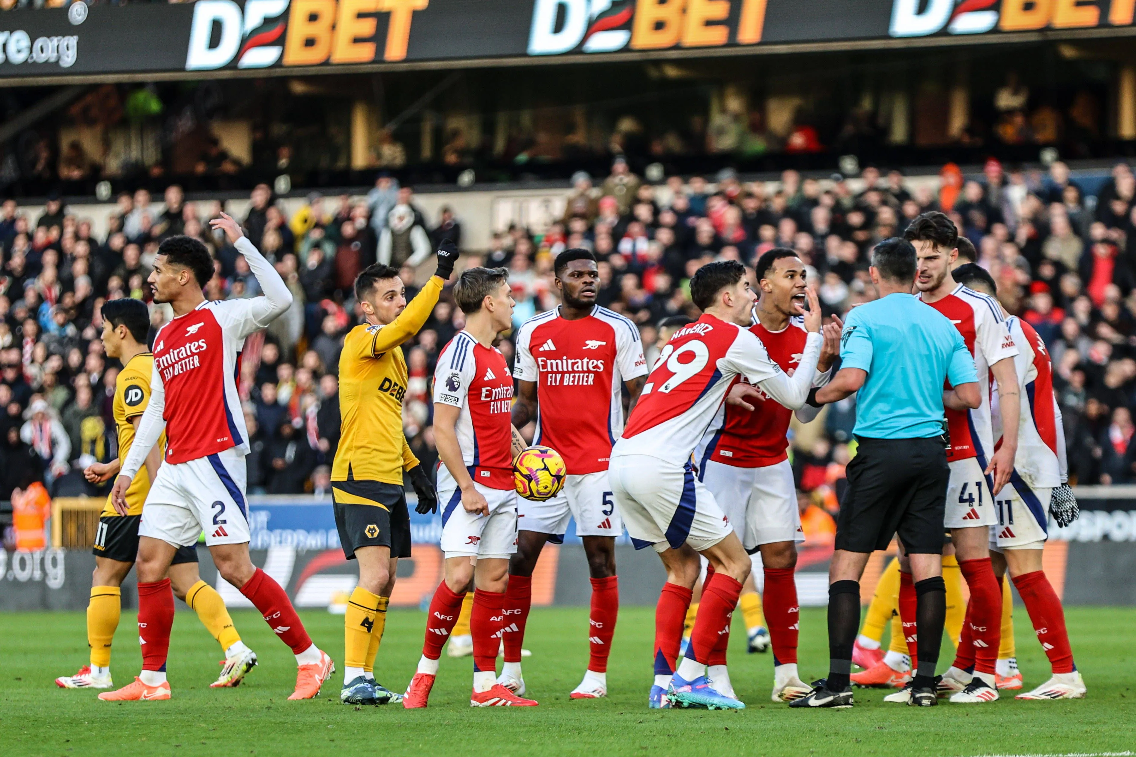 Mikel Arteta moet zich inhouden na bizarre rode kaart tegen Wolverhampton Wanderers
