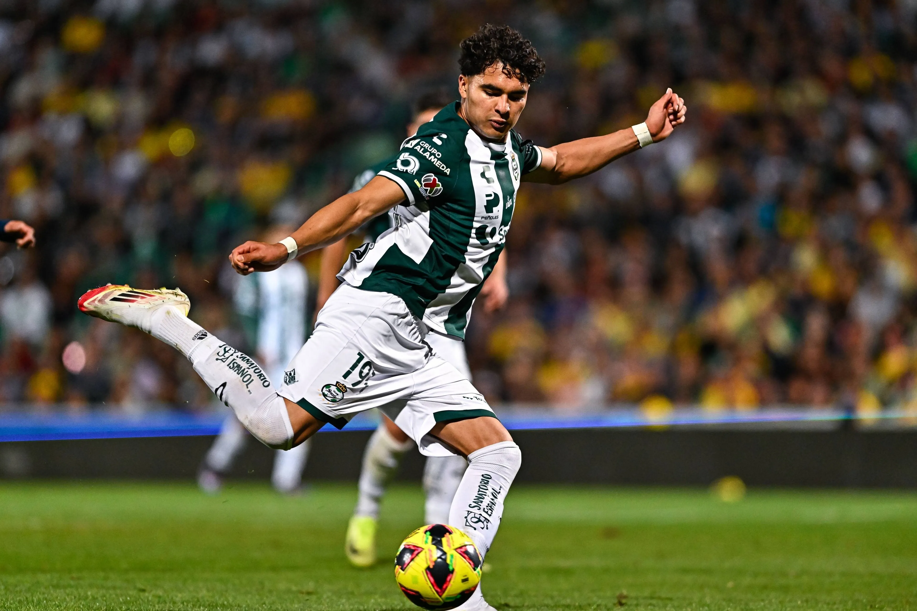 Feyenoord haalt nieuwe Mexicaan naar De Kuip als vervanger Giménez
