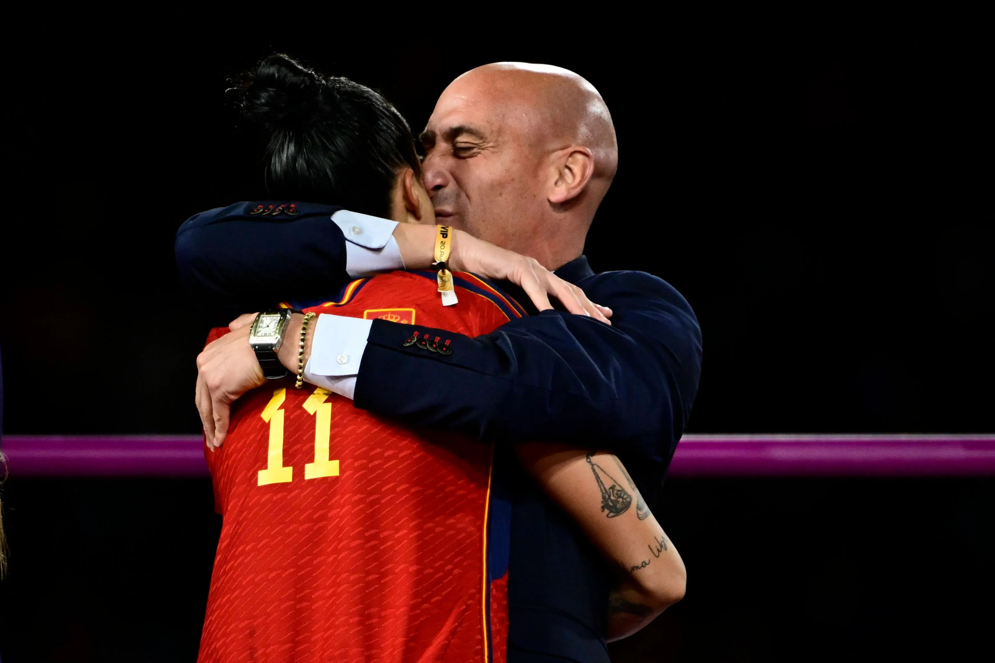 Omstreden ex-voorzitter Spaanse voetbalbond geeft draai aan kusschandaal: 'Zeker dat ze toestemming gaf'