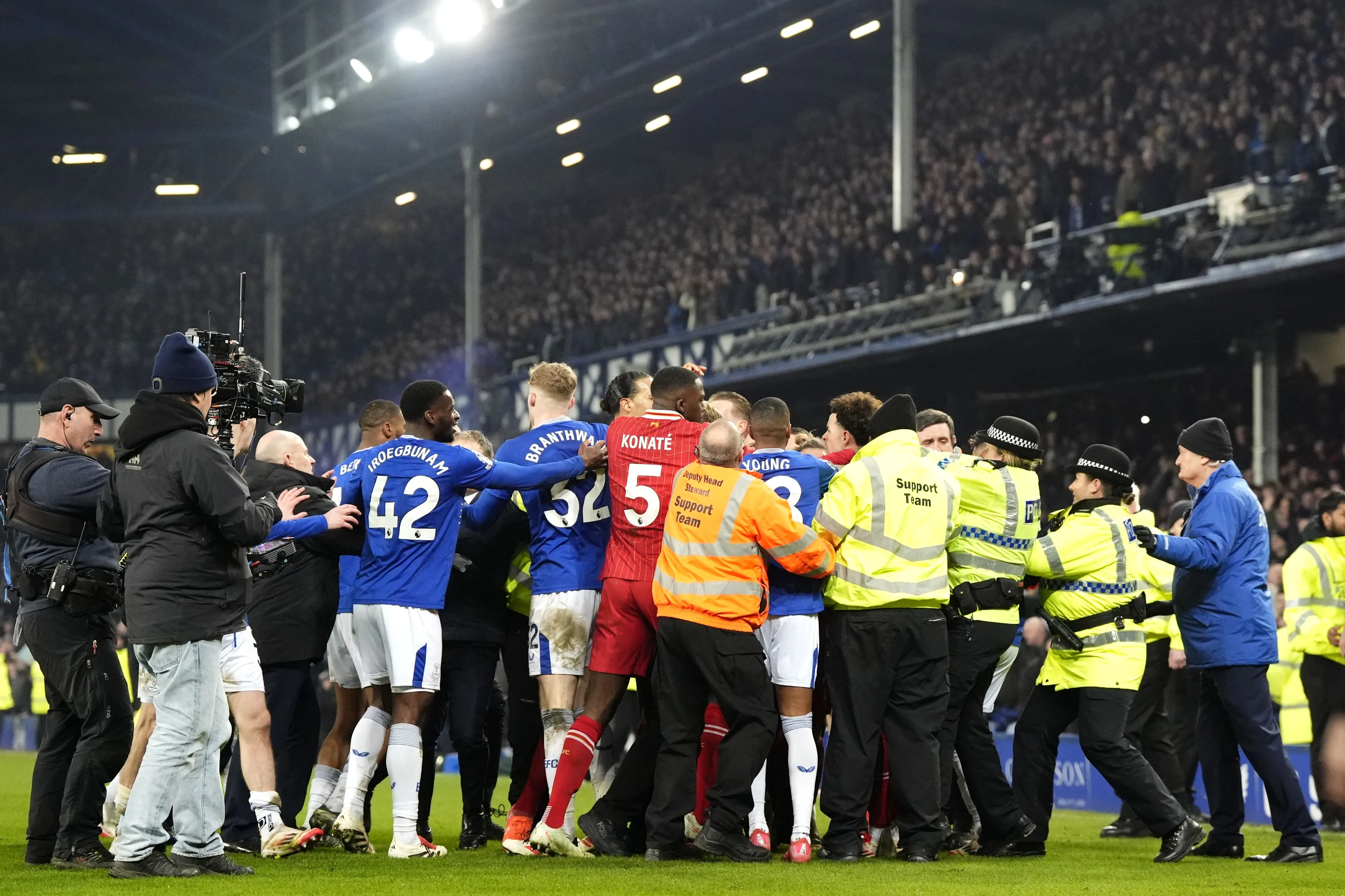 Complete chaos na derby tussen Liverpool en Everton, Arne Slot ontvangt rood na opmerkelijk moment