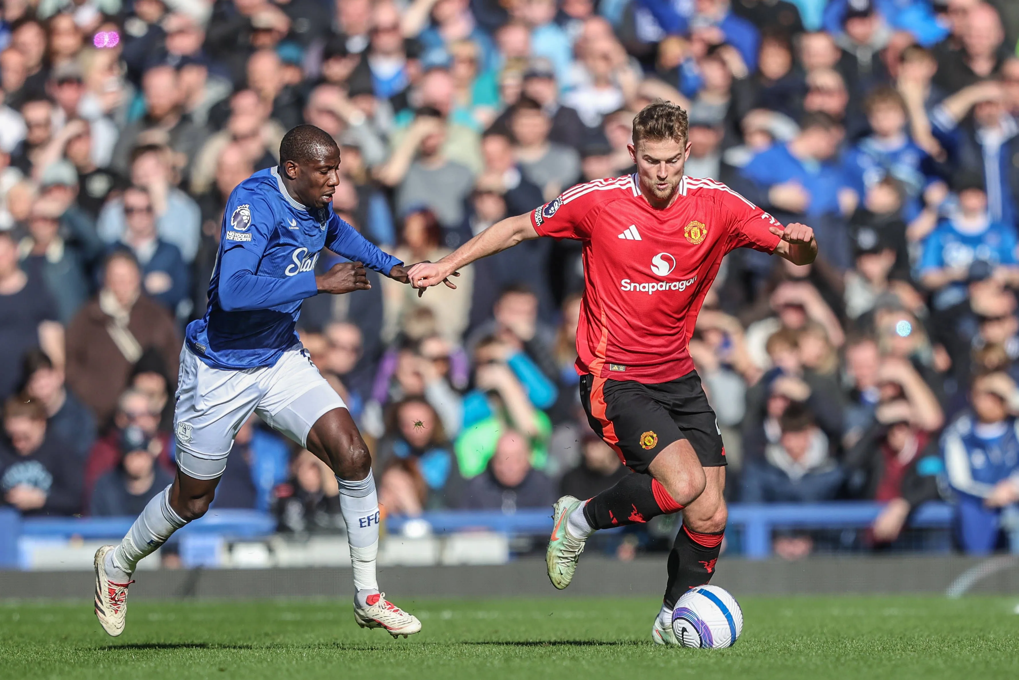 Matthijs de Ligt speelt hoofdrol in omstreden VAR-moment van Manchester United
