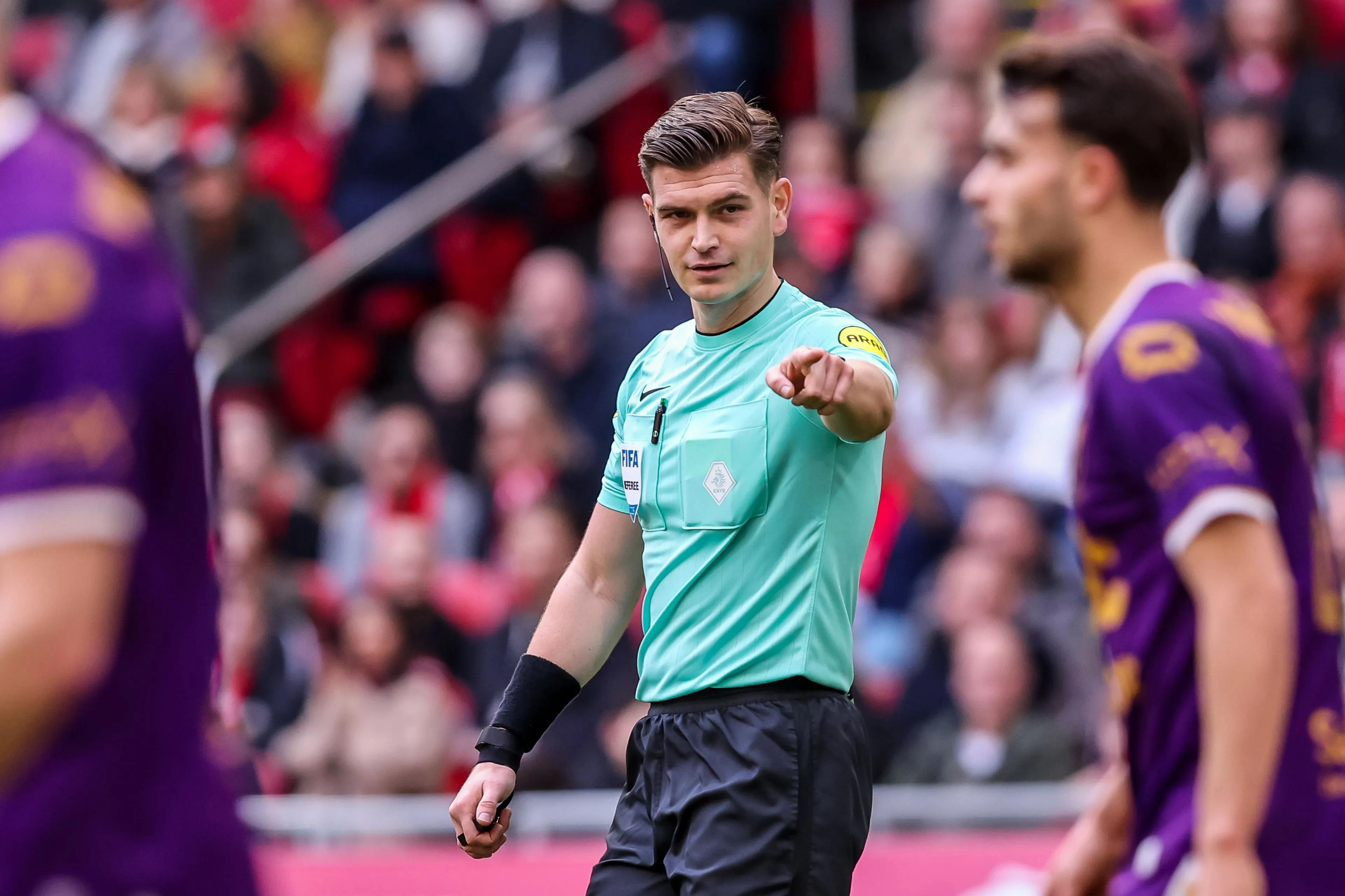 Voetbalfans ergeren zich kapot aan Joey Kooij: 'Hoe kan het dat hij scheidsrechter is?'
