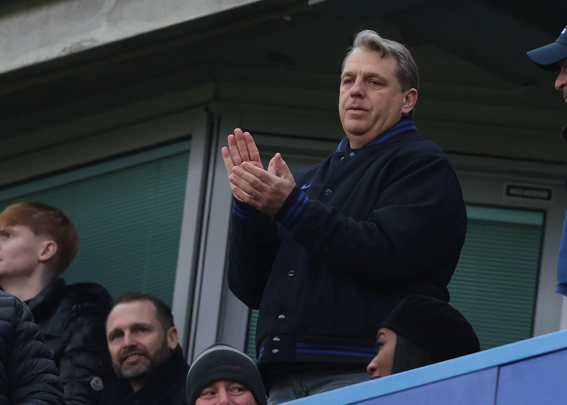 Fans van Chelsea schreeuwen om onderzoek naar eigen clubeigenaar wegens banden met louche ticketsite