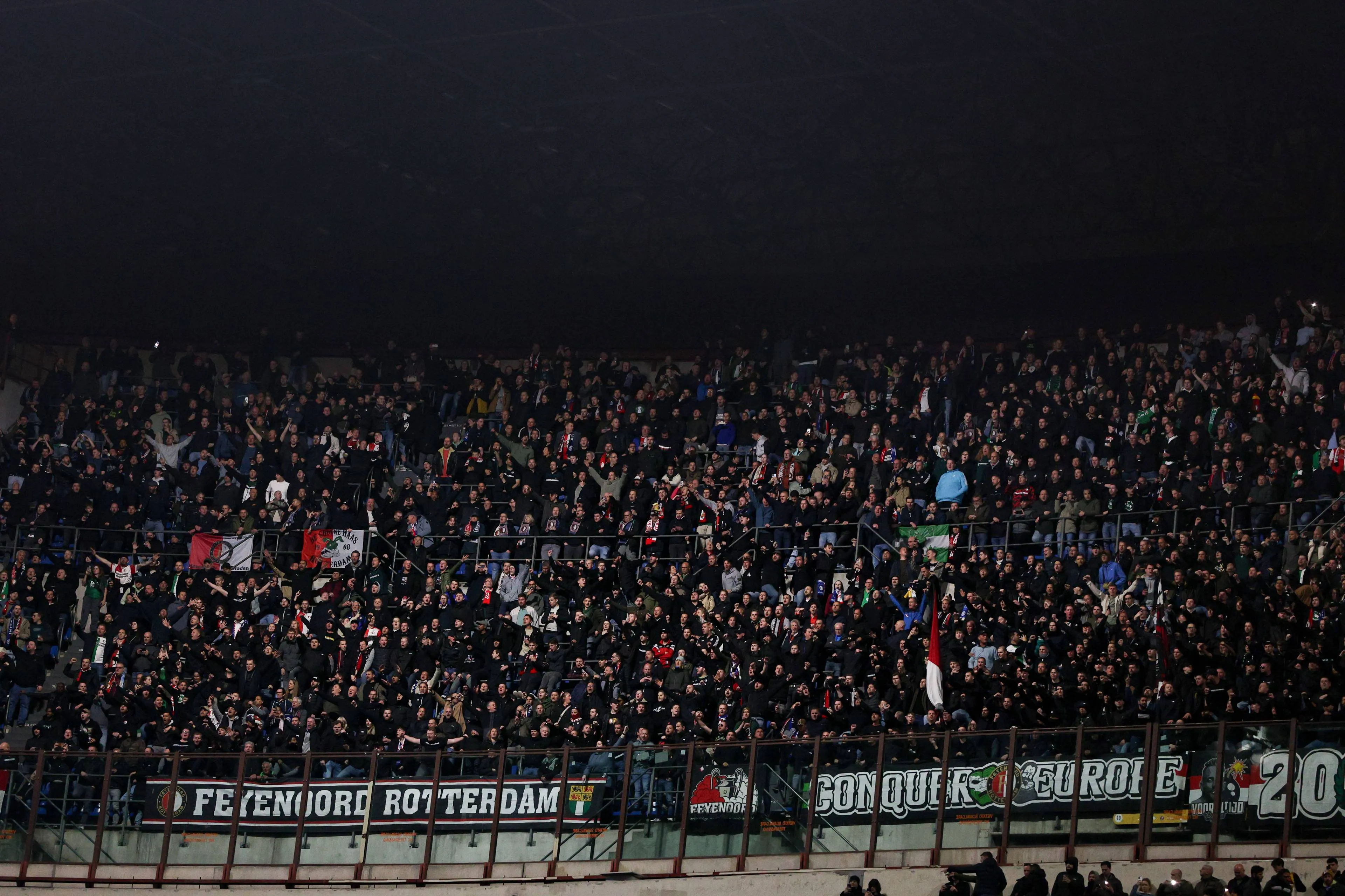UEFA deelt forse boetes uit aan Feyenoord en AC Milan na Champions League-duel